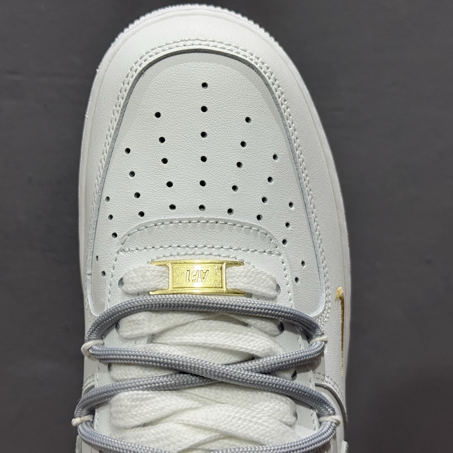 “灰金谧境”订制空军一号板鞋 该定制版球鞋选用原鞋款为Nike Air Force 1'07空军一号 CZ0170-106