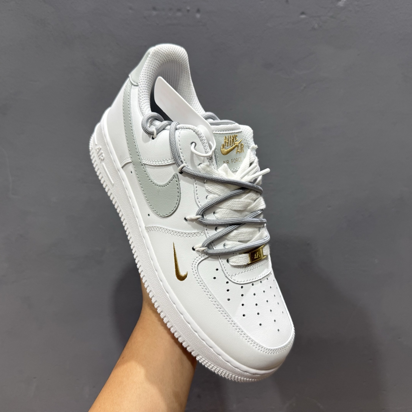 “灰金谧境”订制空军一号板鞋 该定制版球鞋选用原鞋款为Nike Air Force 1'07空军一号 CZ0170-106