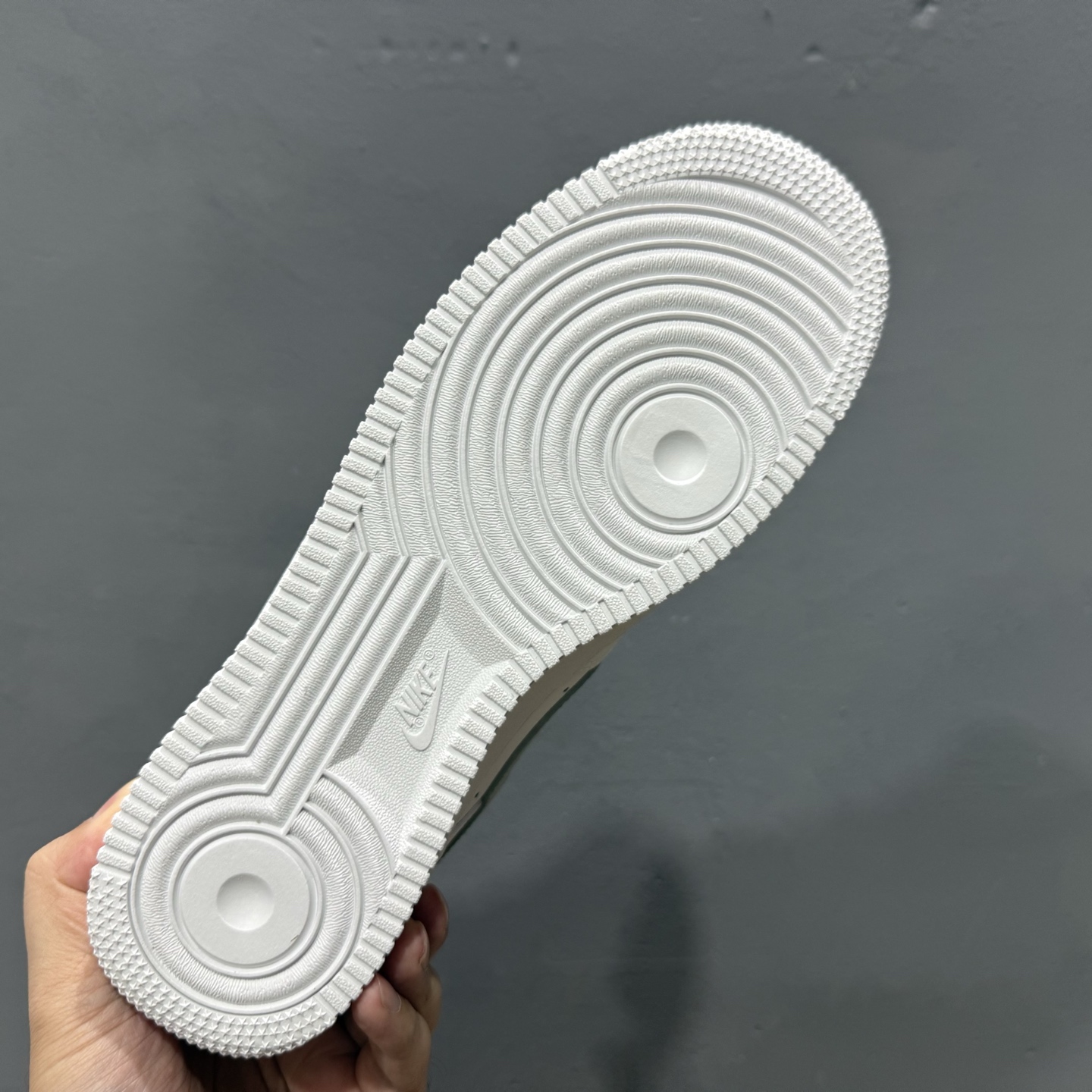 “灰金谧境”订制空军一号板鞋 该定制版球鞋选用原鞋款为Nike Air Force 1'07空军一号 CZ0170-106