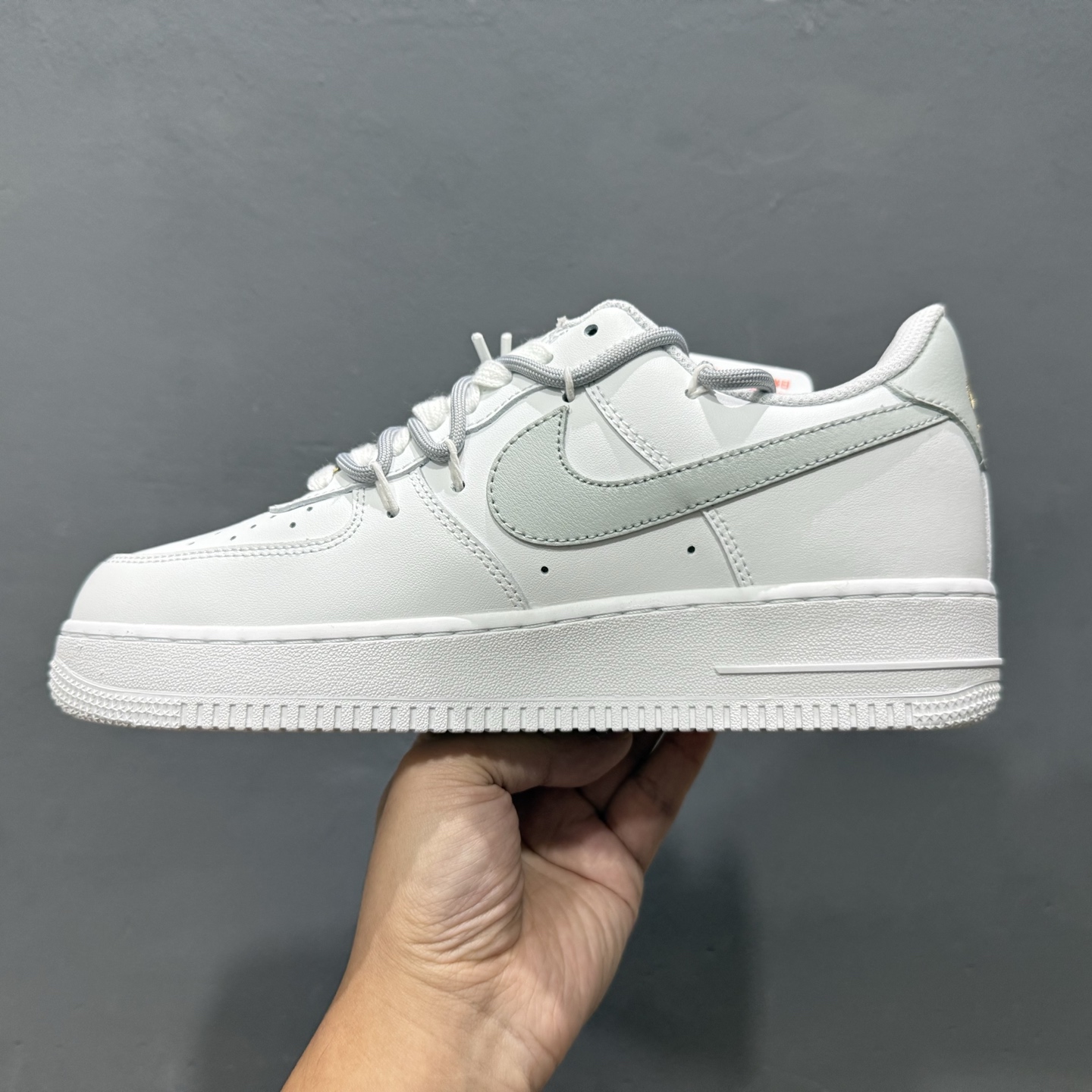 “灰金谧境”订制空军一号板鞋 该定制版球鞋选用原鞋款为Nike Air Force 1'07空军一号 CZ0170-106