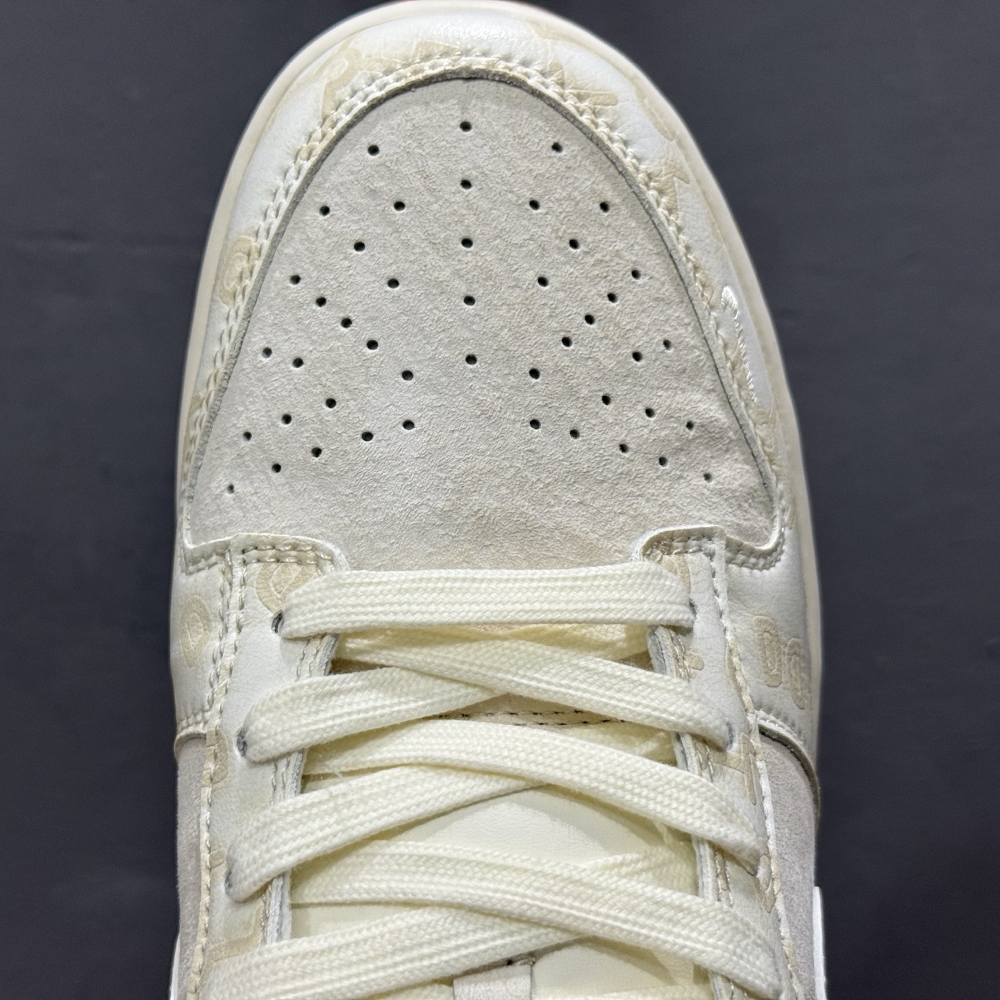 Nike SB Dunk Low“芬迪联名——刺绣白勾” 周年高端定制 低帮休闲板鞋 DM6868-039