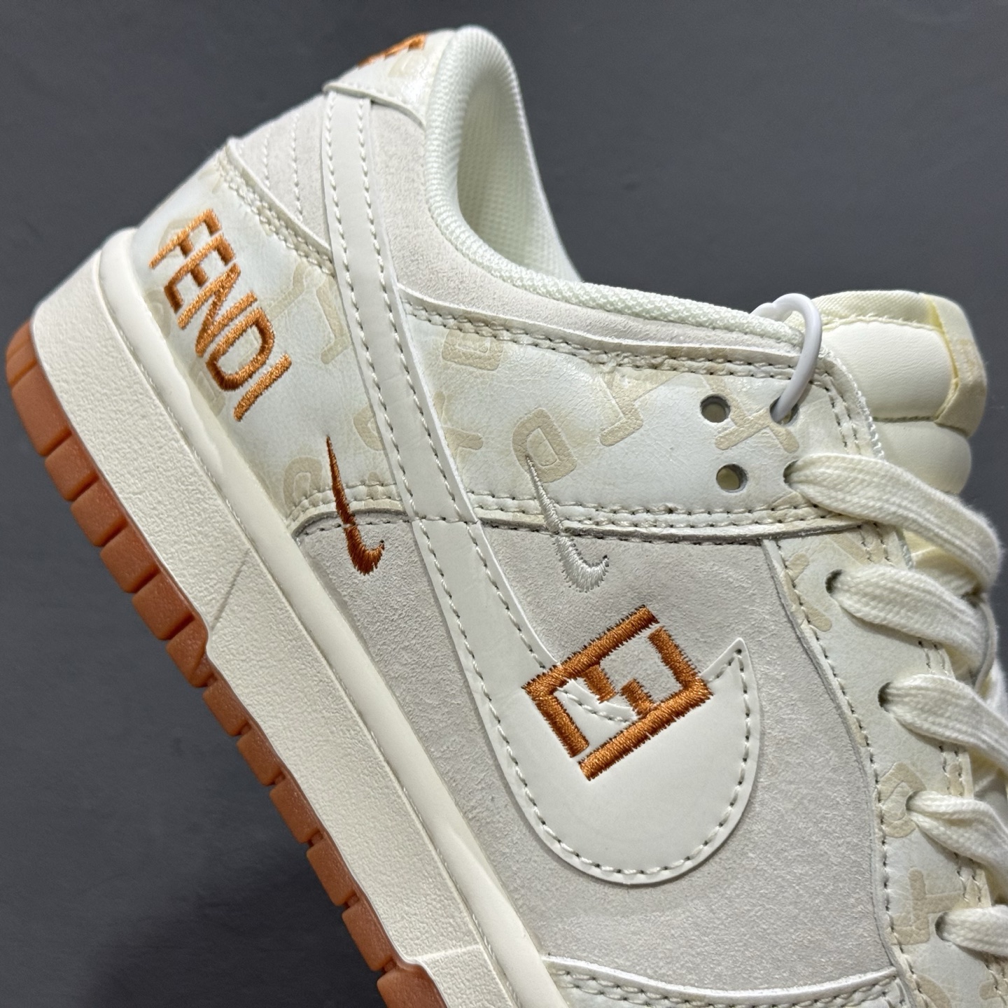 Nike SB Dunk Low“芬迪联名——刺绣白勾” 周年高端定制 低帮休闲板鞋 DM6868-039