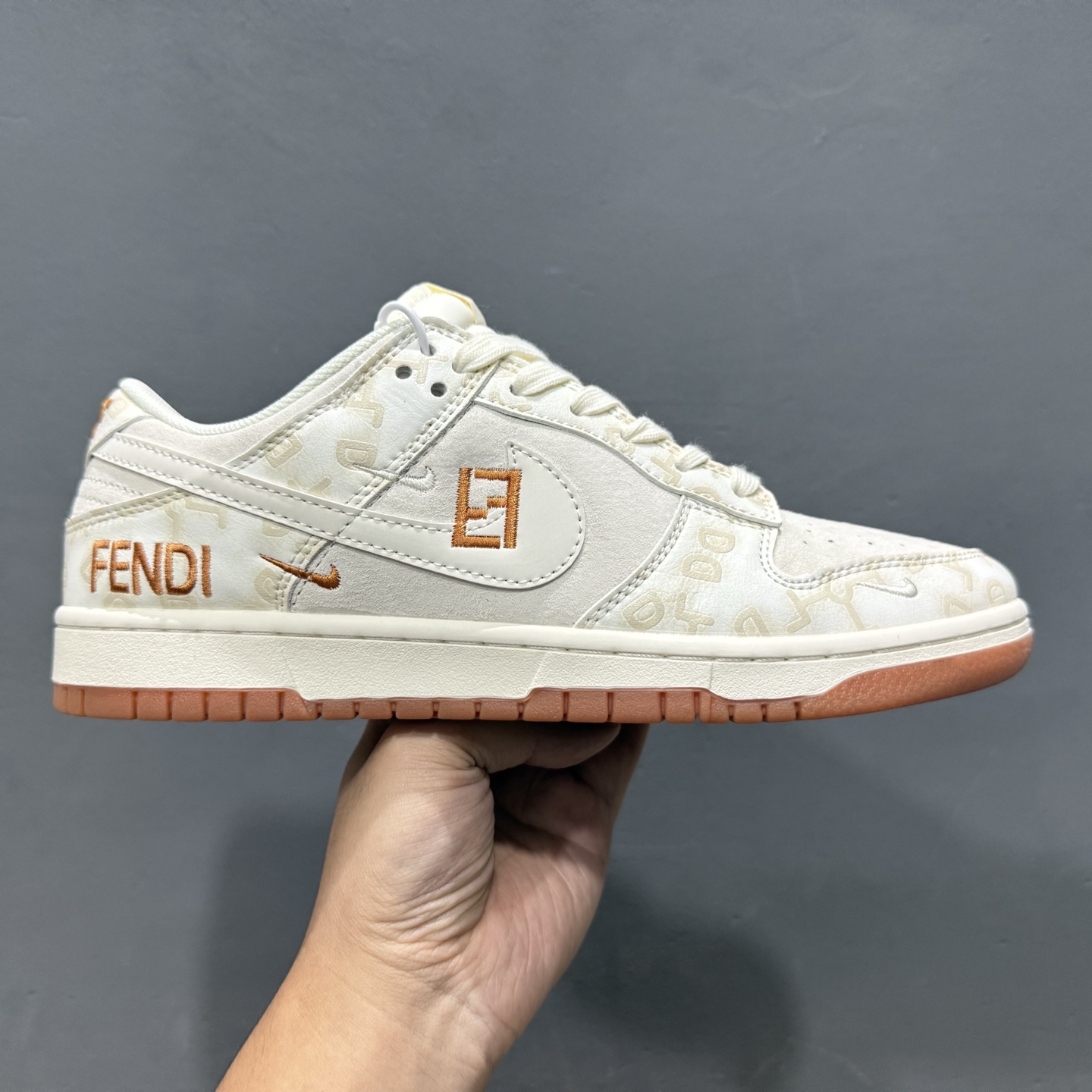 Nike SB Dunk Low“芬迪联名——刺绣白勾” 周年高端定制 低帮休闲板鞋 DM6868-039