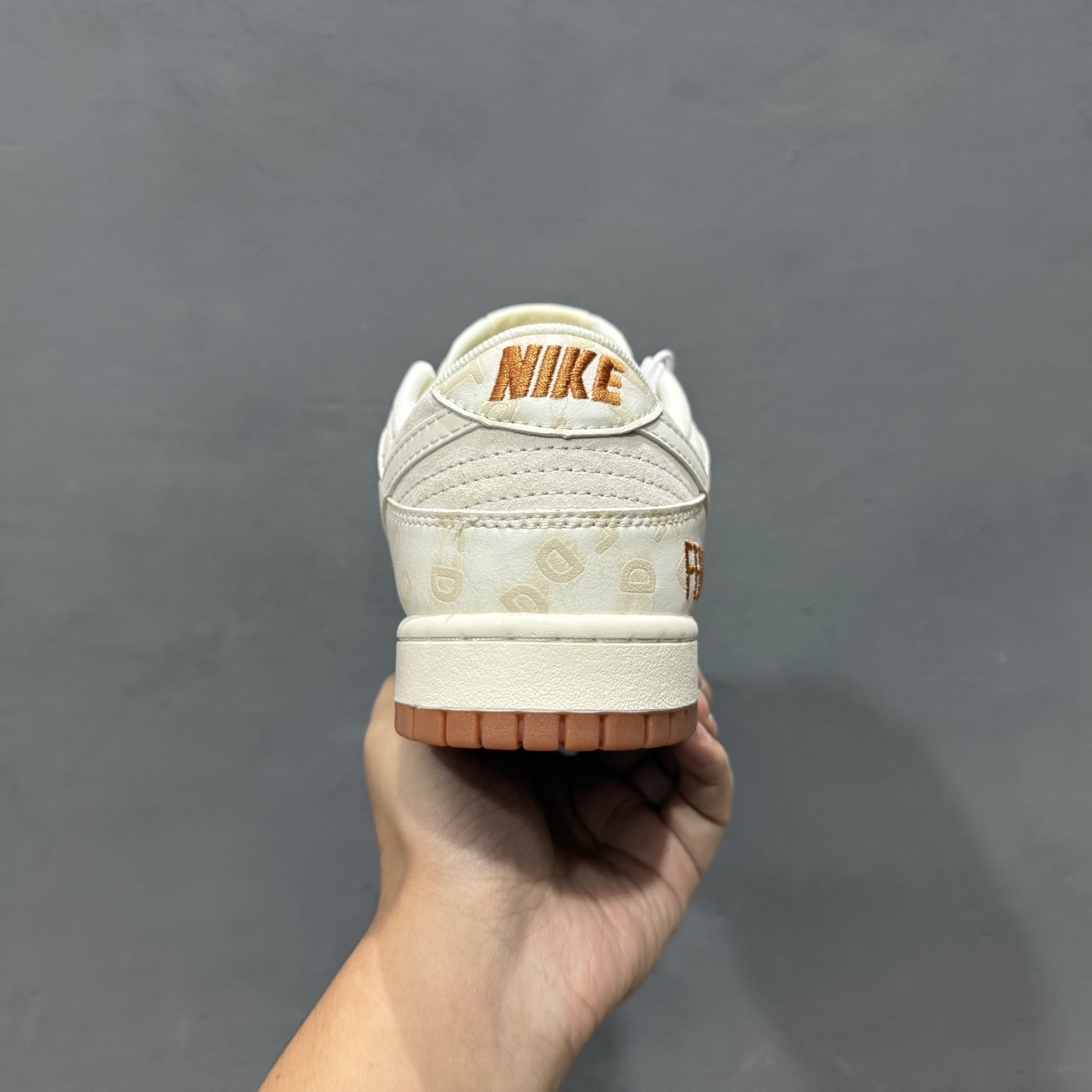 Nike SB Dunk Low“芬迪联名——刺绣白勾” 周年高端定制 低帮休闲板鞋 DM6868-039
