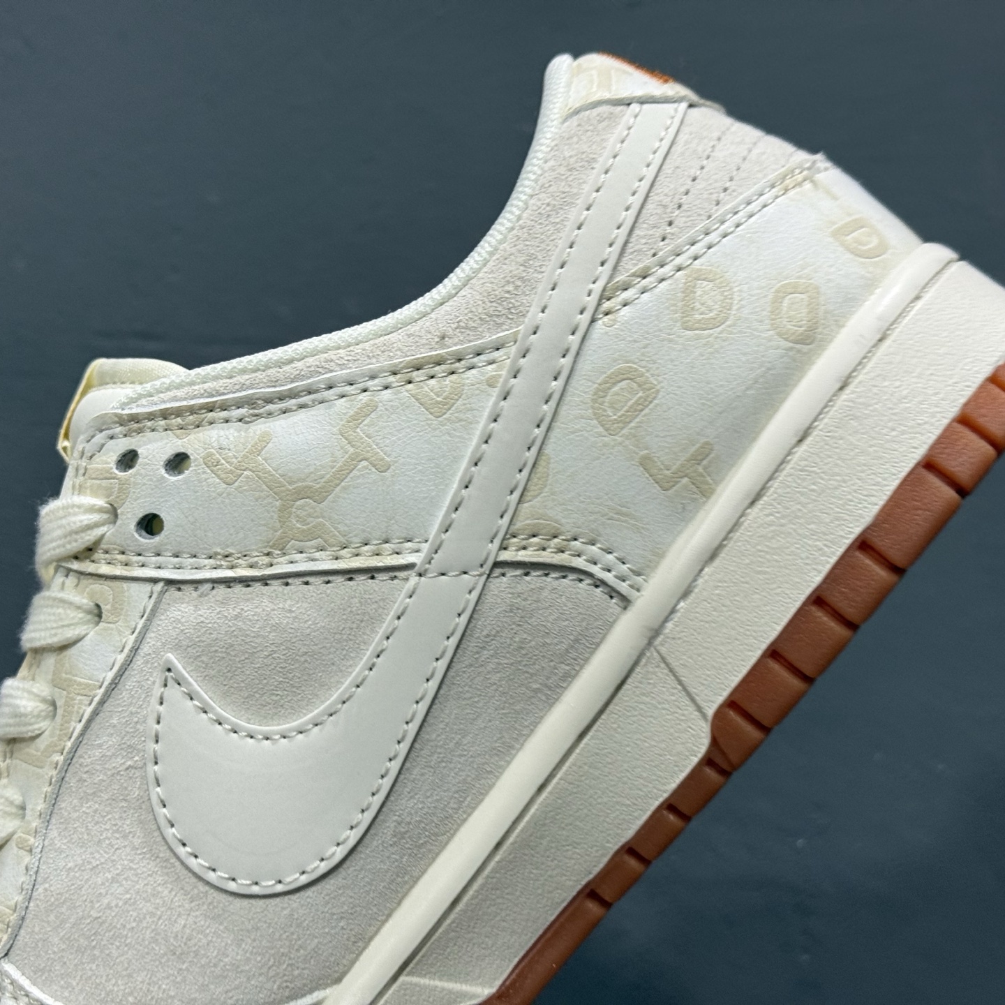 Nike SB Dunk Low“芬迪联名——刺绣白勾” 周年高端定制 低帮休闲板鞋 DM6868-039