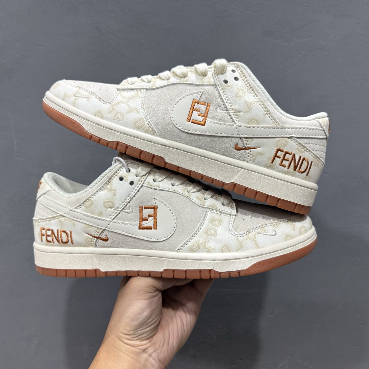 Nike SB Dunk Low“芬迪联名——刺绣白勾” 周年高端定制 低帮休闲板鞋 DM6868-039