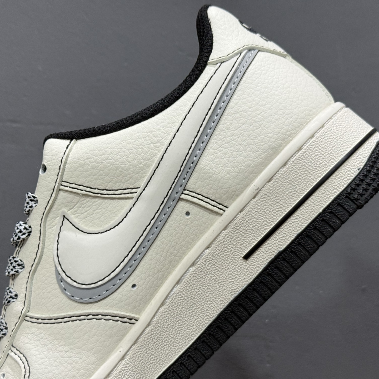 Burberry x NIke Air Force 1 米黑灰电绣 JP8028-062