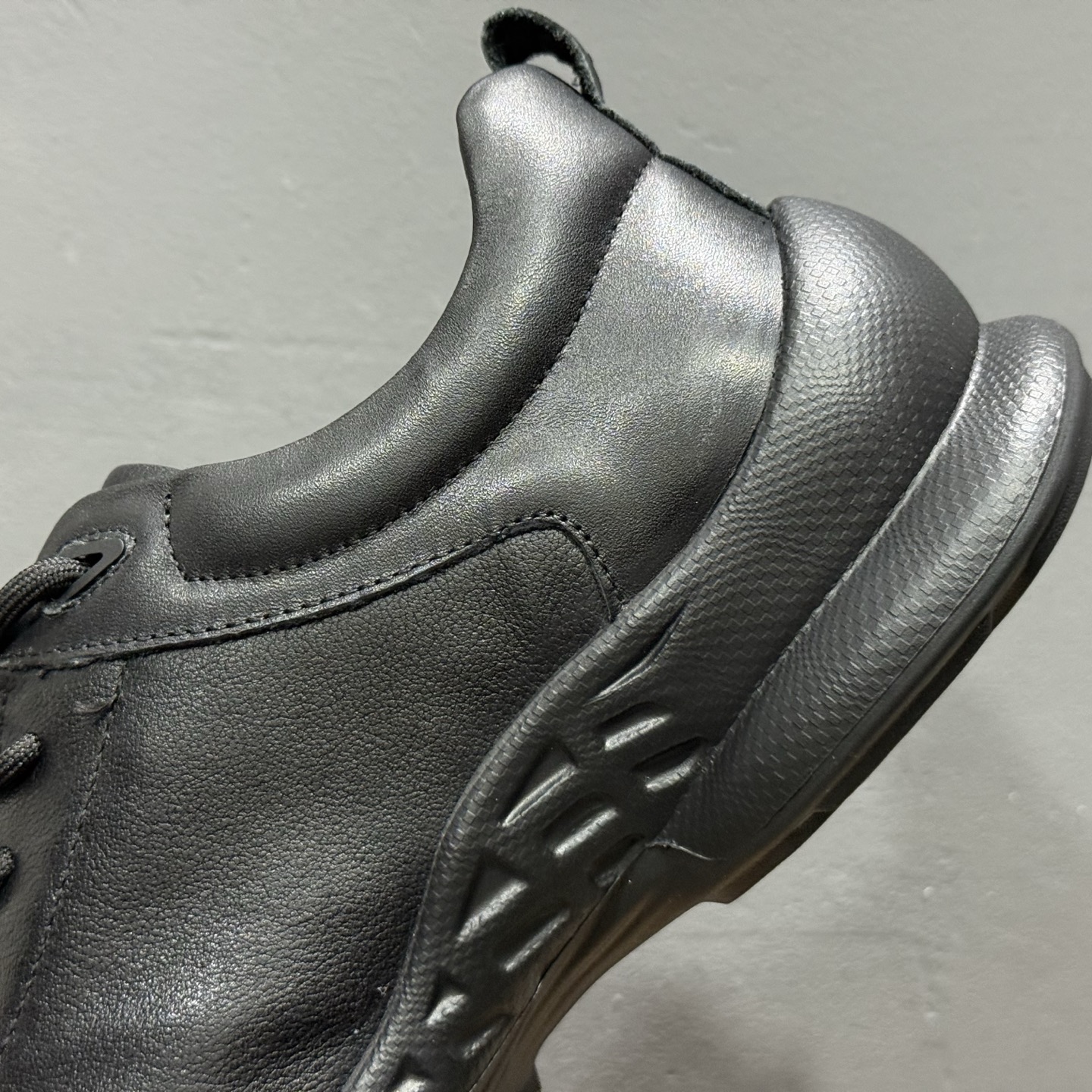 ECCO爱步运动鞋男鞋 秋冬真皮休闲防滑跑步鞋 健步BIOM系列黑武士