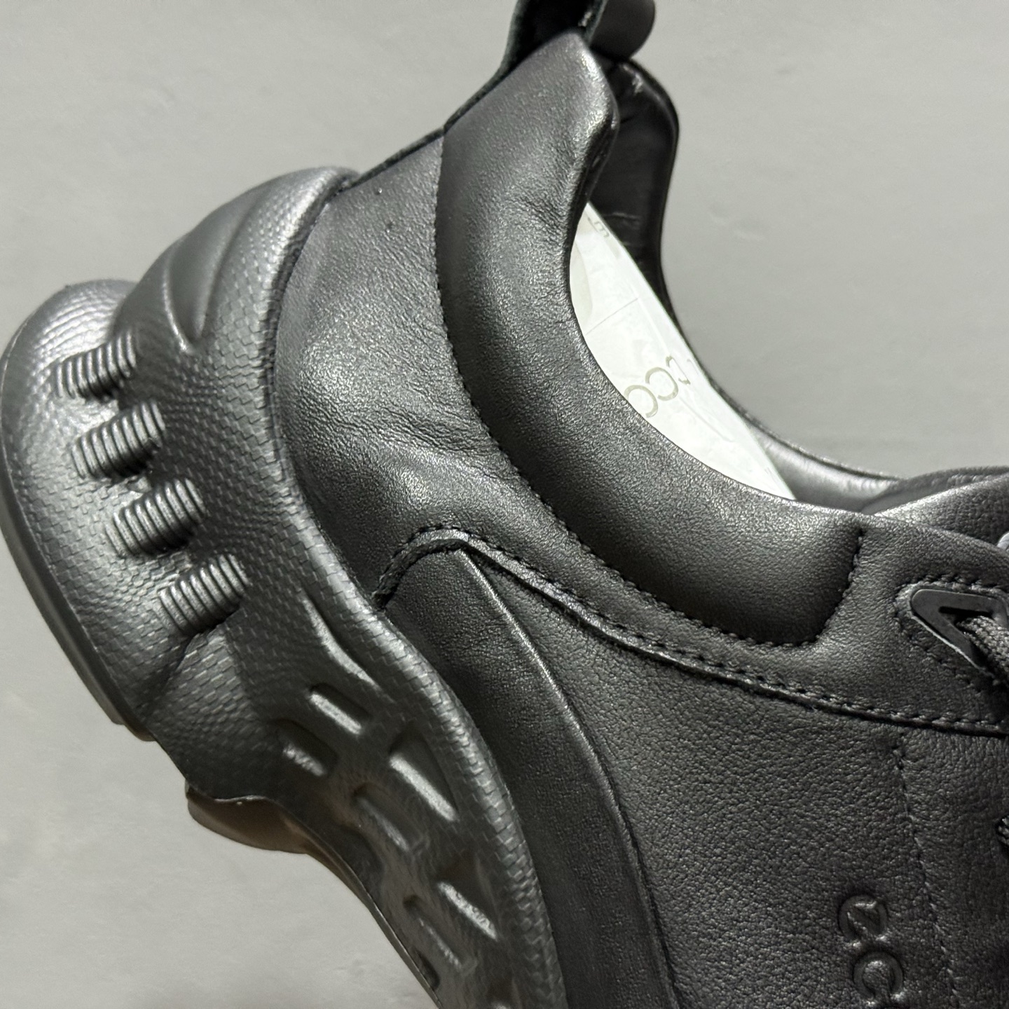 ECCO爱步运动鞋男鞋 秋冬真皮休闲防滑跑步鞋 健步BIOM系列黑武士