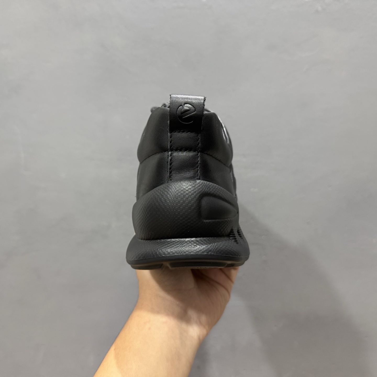 ECCO爱步运动鞋男鞋 秋冬真皮休闲防滑跑步鞋 健步BIOM系列黑武士