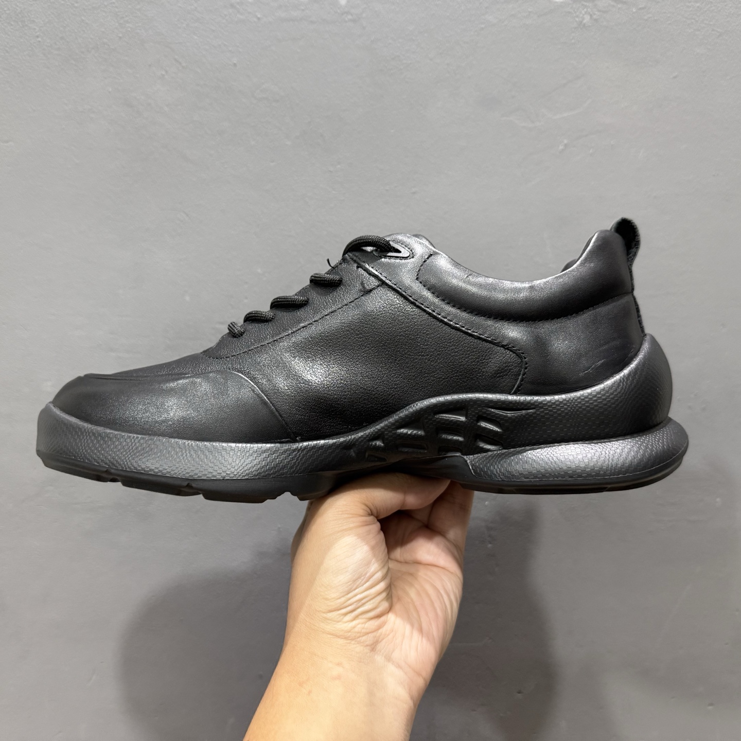 ECCO爱步运动鞋男鞋 秋冬真皮休闲防滑跑步鞋 健步BIOM系列黑武士