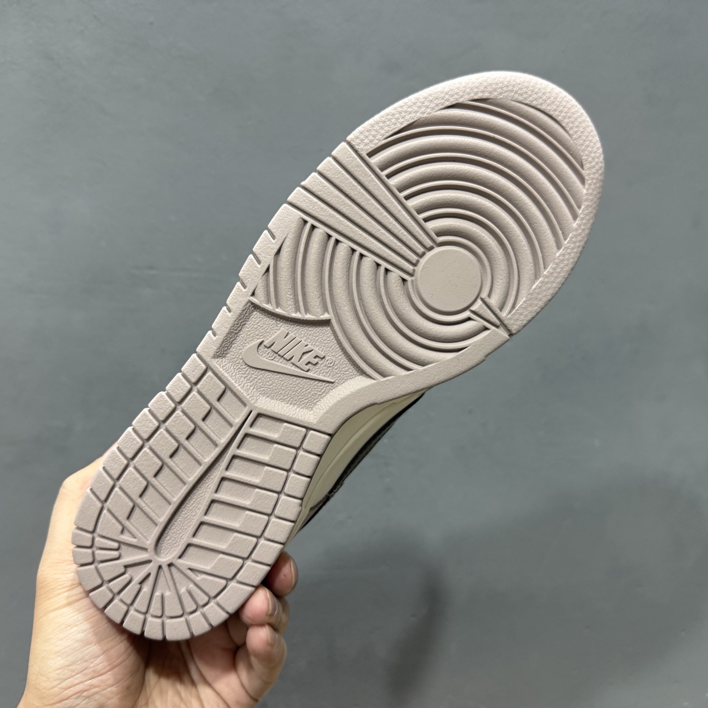 YC版Nike Dunk Low 米棕 此款以简约大方的造型设计 DD1503-125