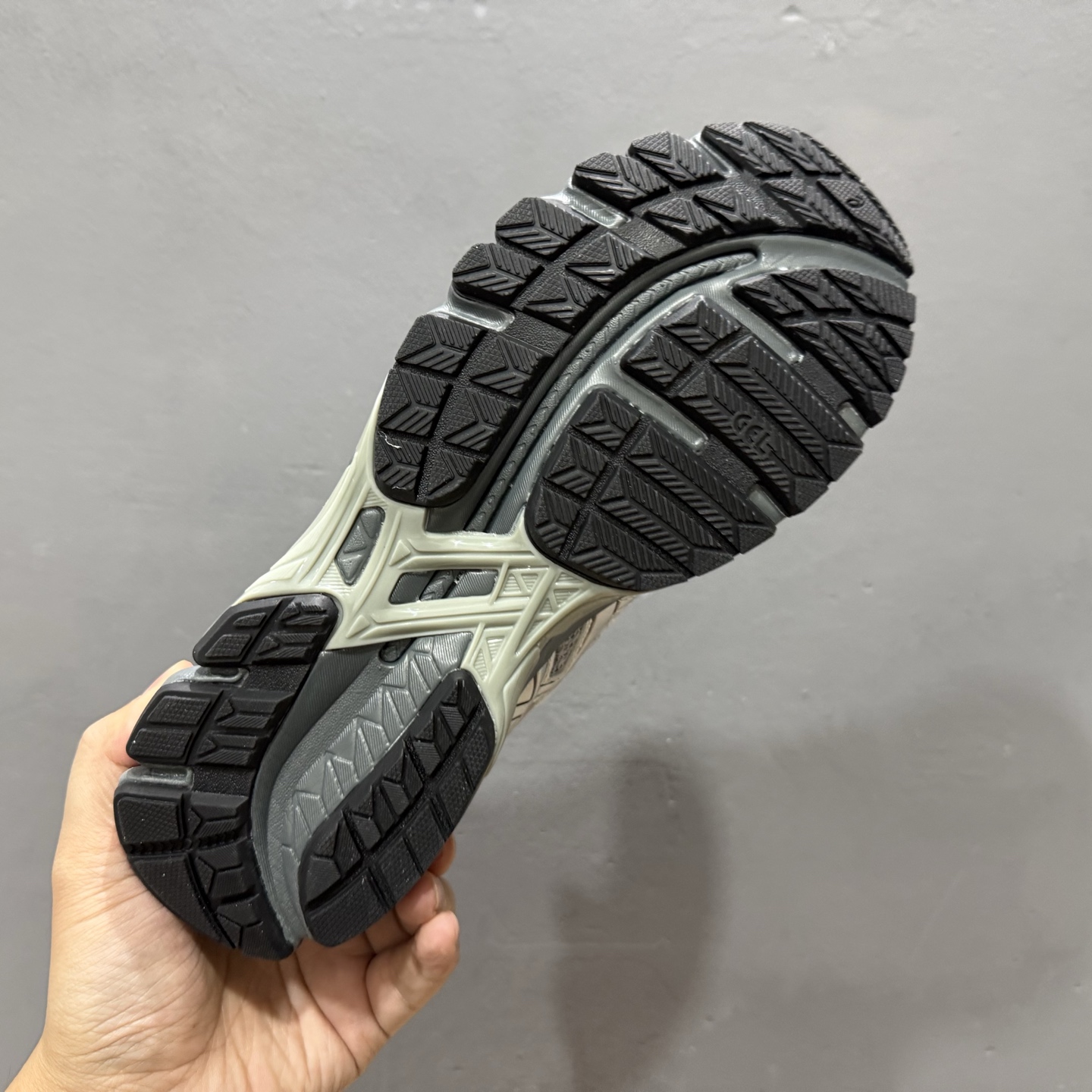 ASICS/亚瑟士GEL-NYC透气网眼鞋面配合部分合成革材质