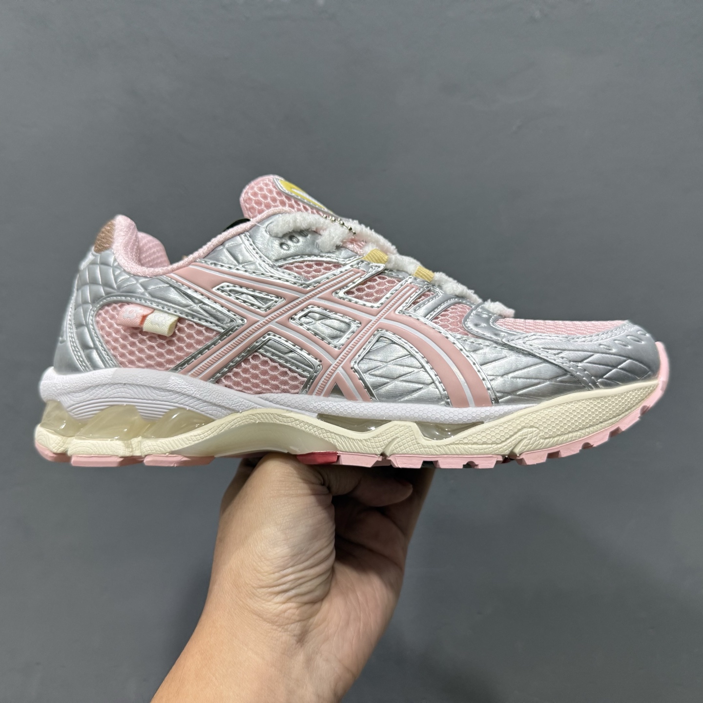 ASICS/亚瑟士GEL-NYC透气网眼鞋面配合部分合成革材质