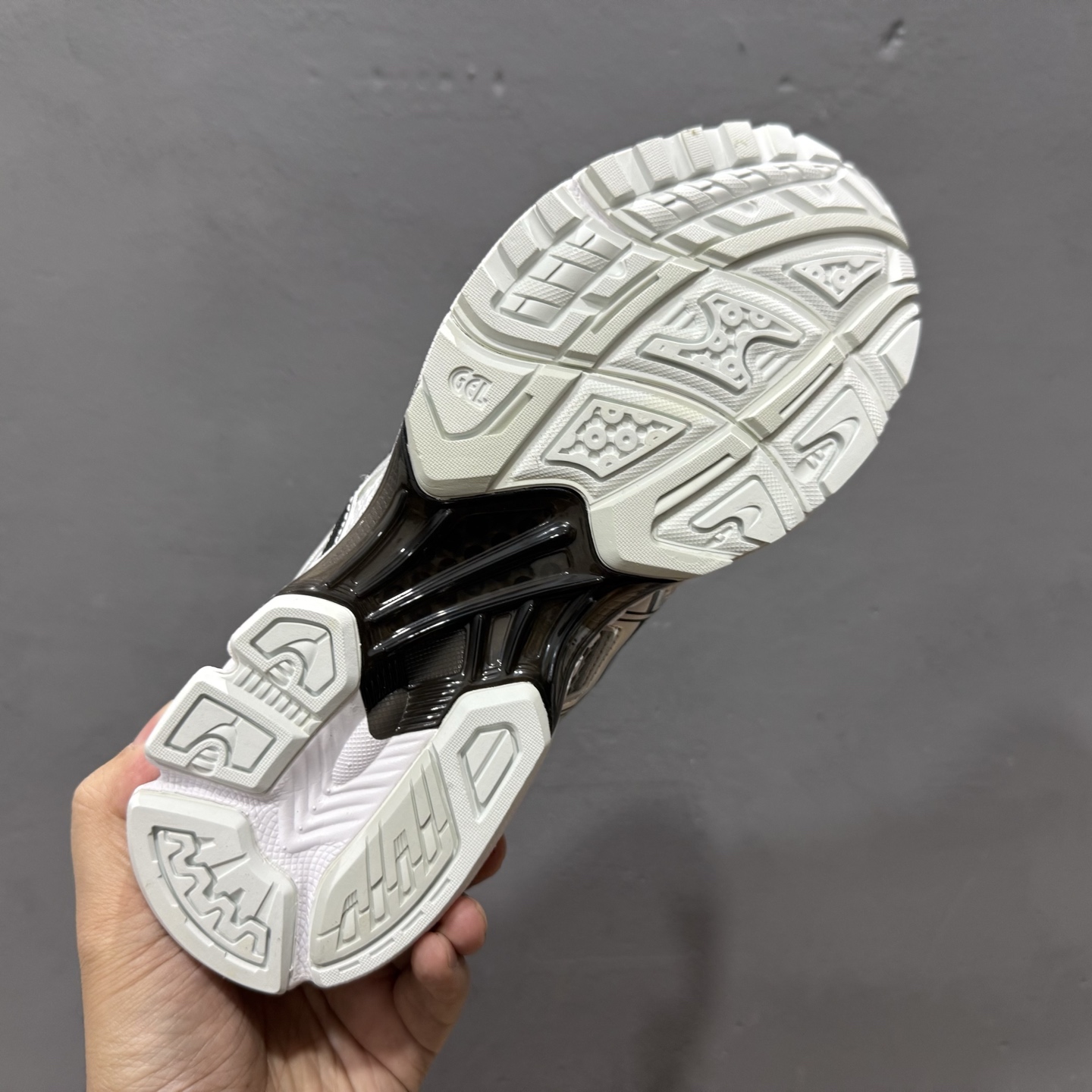 ASICS/亚瑟士GEL-NYC透气网眼鞋面配合部分合成革材质