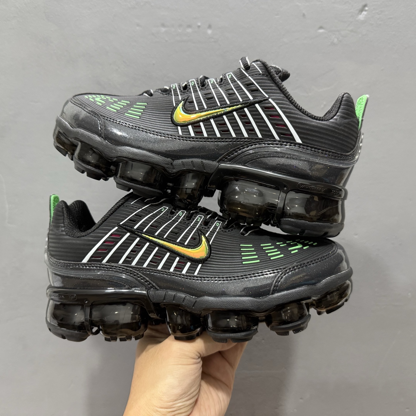 NK Air Vapormax 360 全掌大气垫透气跑步鞋 鞋面延续经典设计，中底则加入了 Vapormax气垫科技。值得一提的是气垫后跟处带有特殊的支架设计，致敬早期 Air Max360气垫提高稳定性的后跟支架。 CK2718 003 尺码：35.5 36 36.5 37.5 38 38.5 39 40 40.5 41 42 42.5 43 44 44.5 45 46