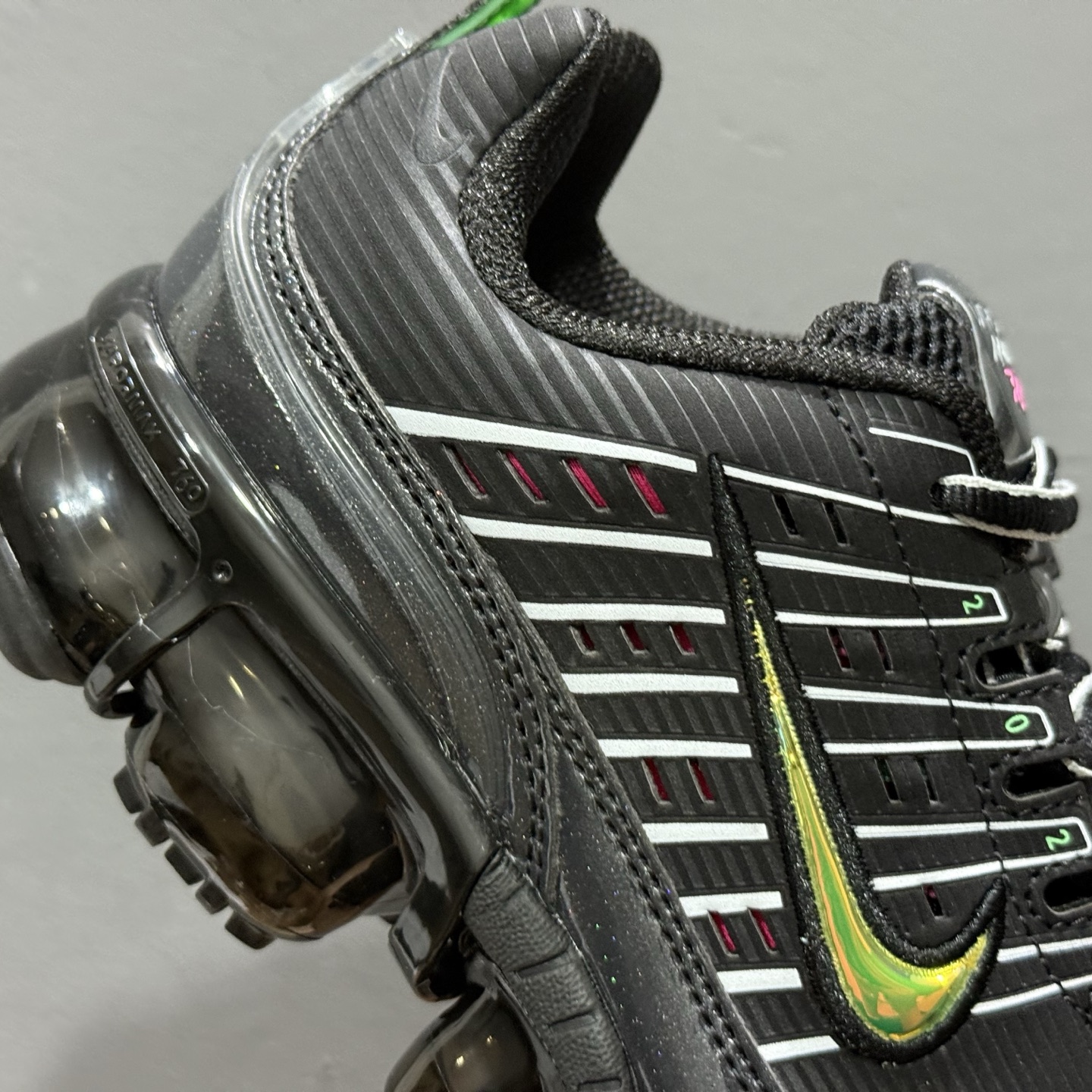 NK Air Vapormax 360 全掌大气垫透气跑步鞋 鞋面延续经典设计，中底则加入了 Vapormax气垫科技。值得一提的是气垫后跟处带有特殊的支架设计，致敬早期 Air Max360气垫提高稳定性的后跟支架。 CK2718 003 尺码：35.5 36 36.5 37.5 38 38.5 39 40 40.5 41 42 42.5 43 44 44.5 45 46