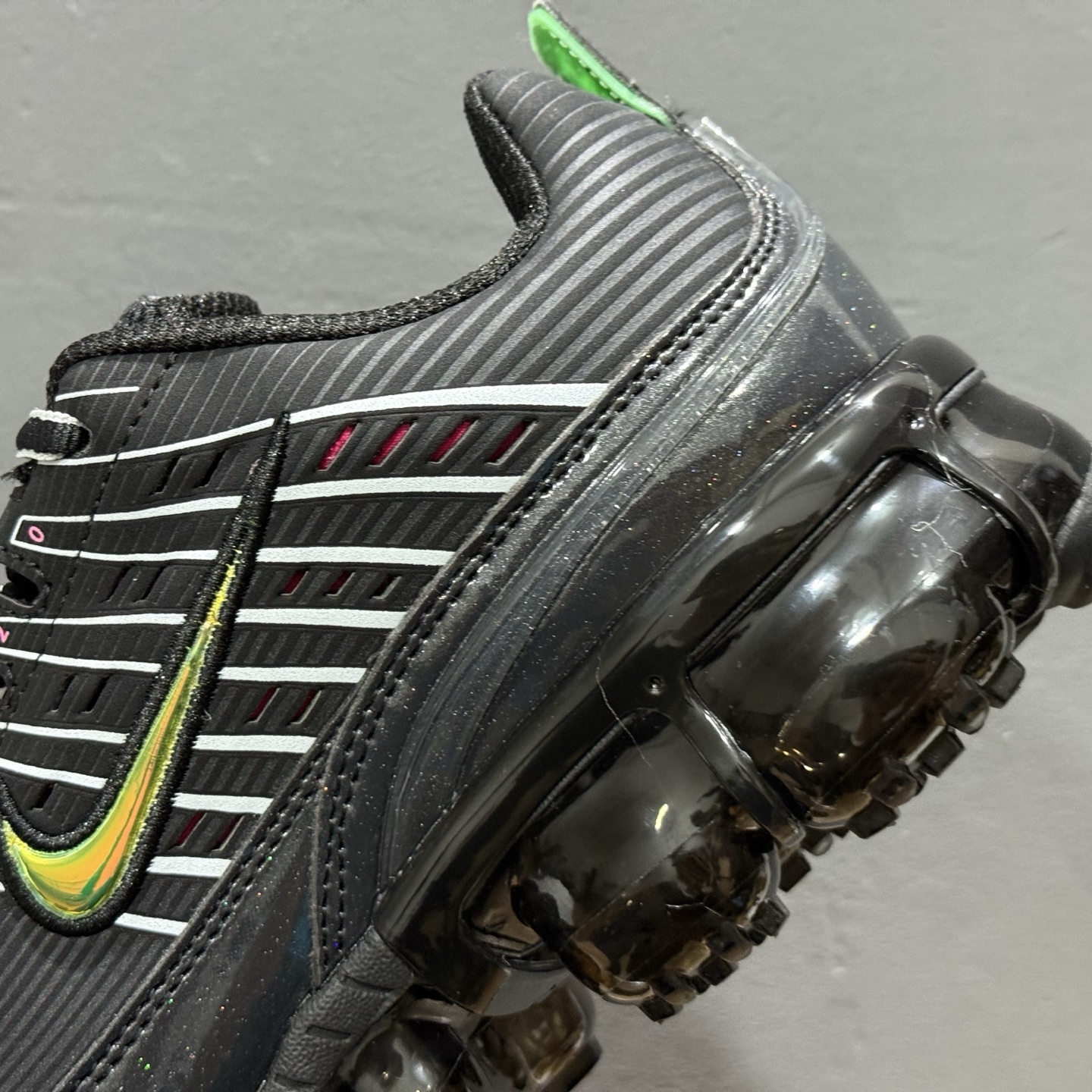 NK Air Vapormax 360 全掌大气垫透气跑步鞋 鞋面延续经典设计，中底则加入了 Vapormax气垫科技。值得一提的是气垫后跟处带有特殊的支架设计，致敬早期 Air Max360气垫提高稳定性的后跟支架。 CK2718 003 尺码：35.5 36 36.5 37.5 38 38.5 39 40 40.5 41 42 42.5 43 44 44.5 45 46