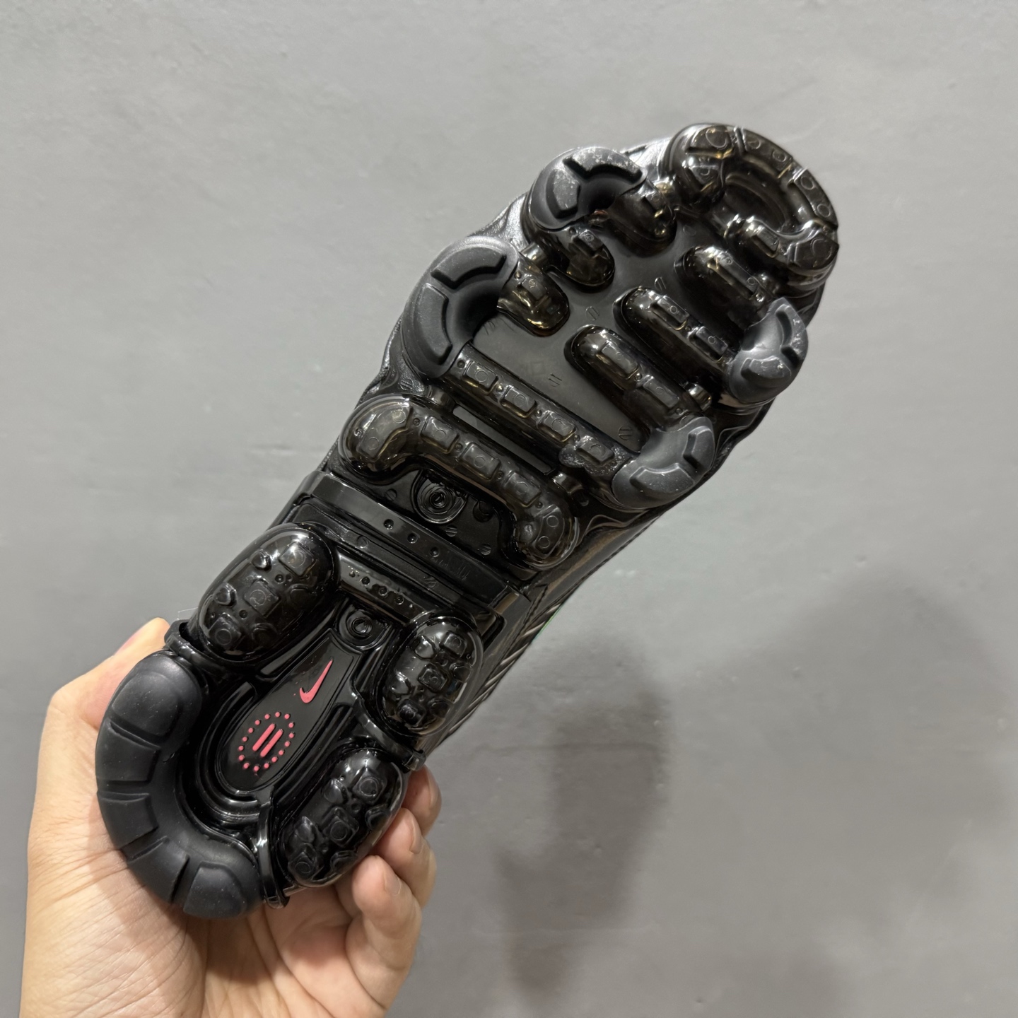 NK Air Vapormax 360 全掌大气垫透气跑步鞋 鞋面延续经典设计，中底则加入了 Vapormax气垫科技。值得一提的是气垫后跟处带有特殊的支架设计，致敬早期 Air Max360气垫提高稳定性的后跟支架。 CK2718 003 尺码：35.5 36 36.5 37.5 38 38.5 39 40 40.5 41 42 42.5 43 44 44.5 45 46