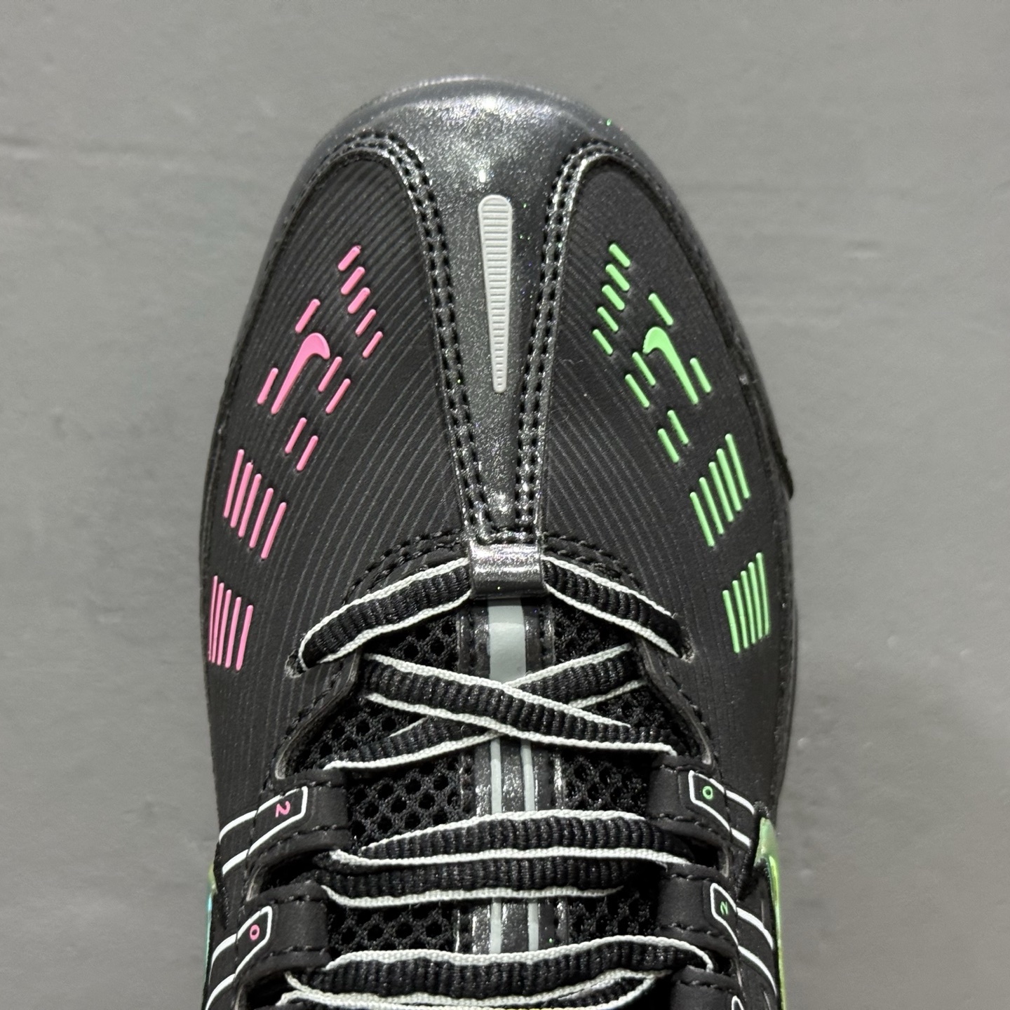 NK Air Vapormax 360 全掌大气垫透气跑步鞋 鞋面延续经典设计，中底则加入了 Vapormax气垫科技。值得一提的是气垫后跟处带有特殊的支架设计，致敬早期 Air Max360气垫提高稳定性的后跟支架。 CK2718 003 尺码：35.5 36 36.5 37.5 38 38.5 39 40 40.5 41 42 42.5 43 44 44.5 45 46