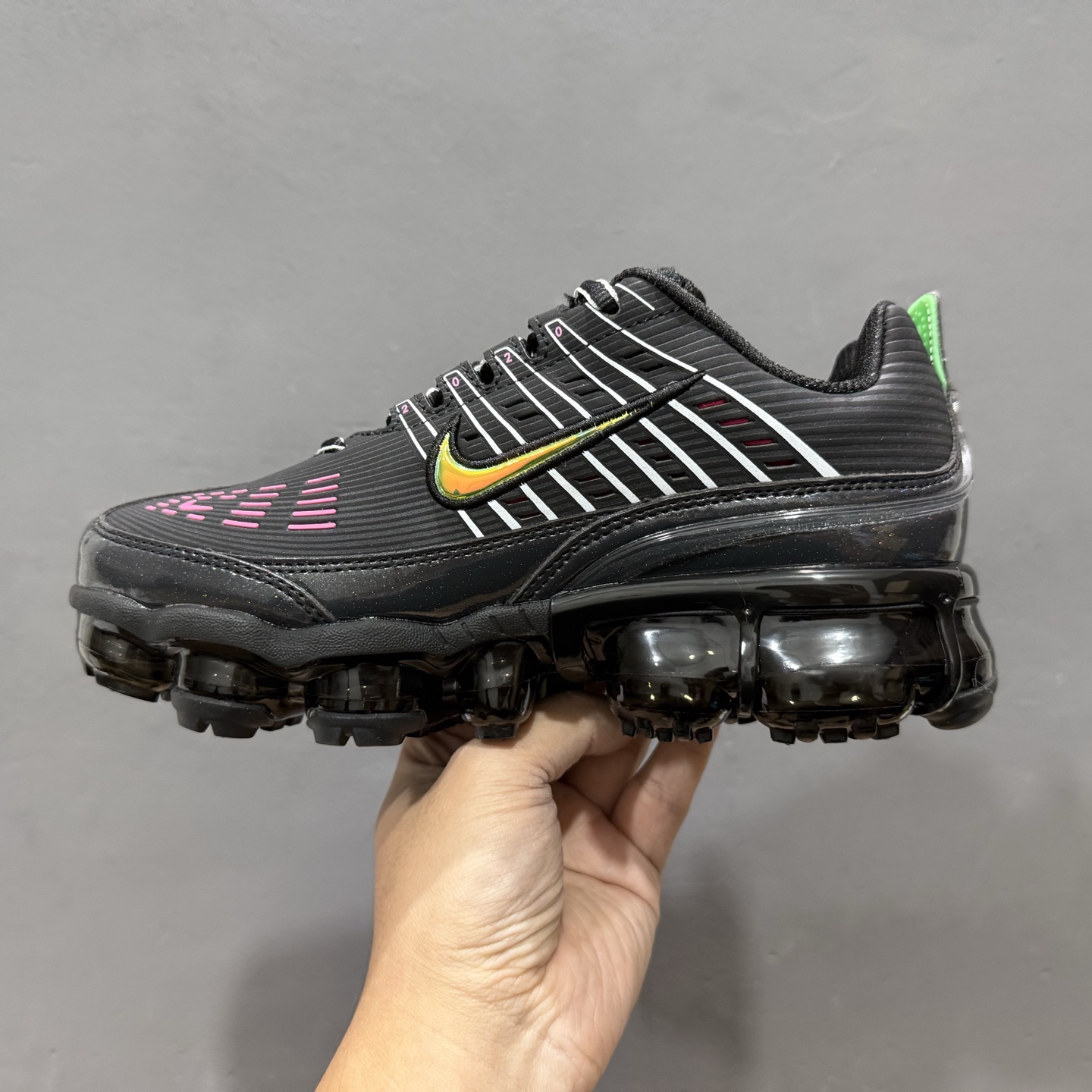 NK Air Vapormax 360 全掌大气垫透气跑步鞋 鞋面延续经典设计，中底则加入了 Vapormax气垫科技。值得一提的是气垫后跟处带有特殊的支架设计，致敬早期 Air Max360气垫提高稳定性的后跟支架。 CK2718 003 尺码：35.5 36 36.5 37.5 38 38.5 39 40 40.5 41 42 42.5 43 44 44.5 45 46