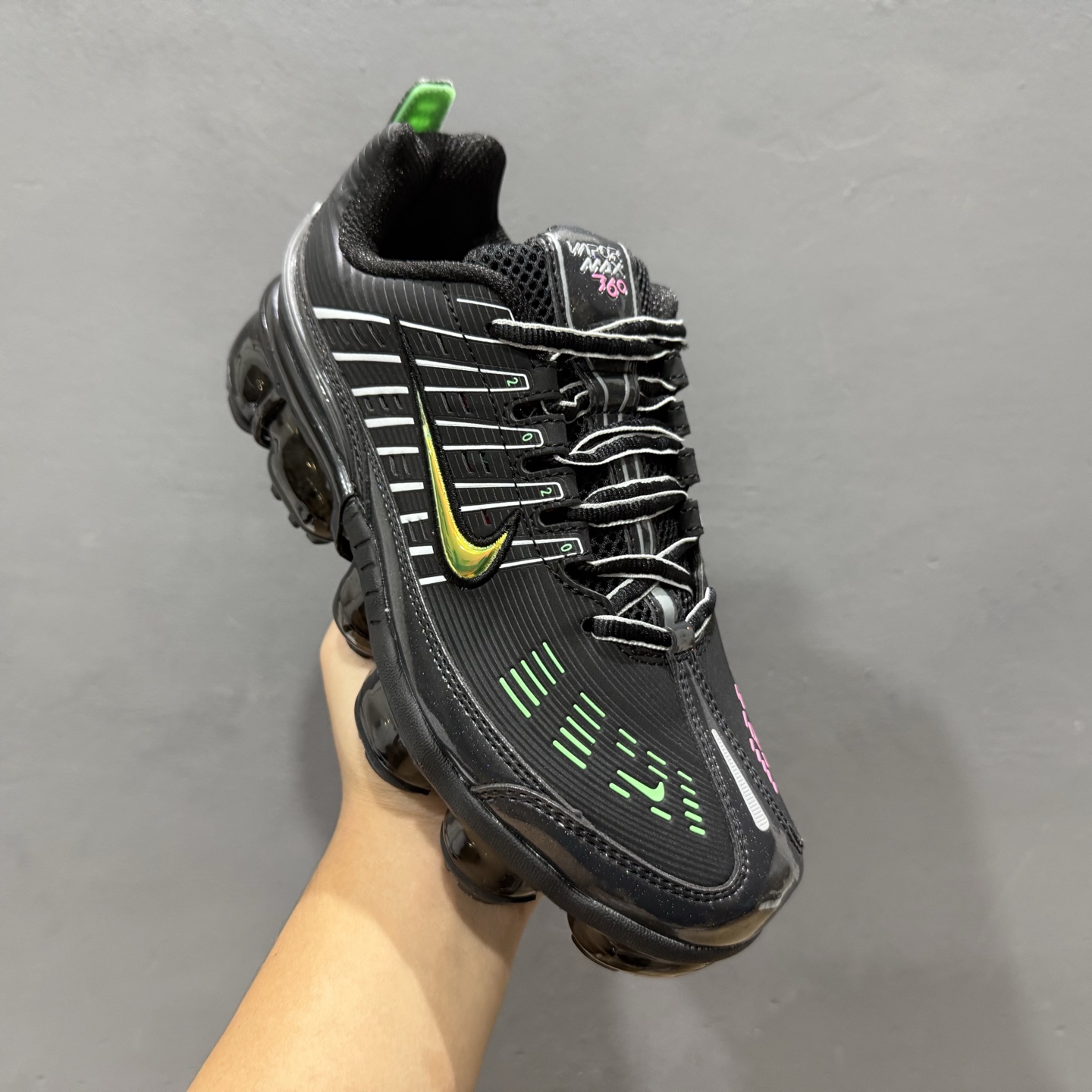 NK Air Vapormax 360 全掌大气垫透气跑步鞋 鞋面延续经典设计，中底则加入了 Vapormax气垫科技。值得一提的是气垫后跟处带有特殊的支架设计，致敬早期 Air Max360气垫提高稳定性的后跟支架。 CK2718 003 尺码：35.5 36 36.5 37.5 38 38.5 39 40 40.5 41 42 42.5 43 44 44.5 45 46