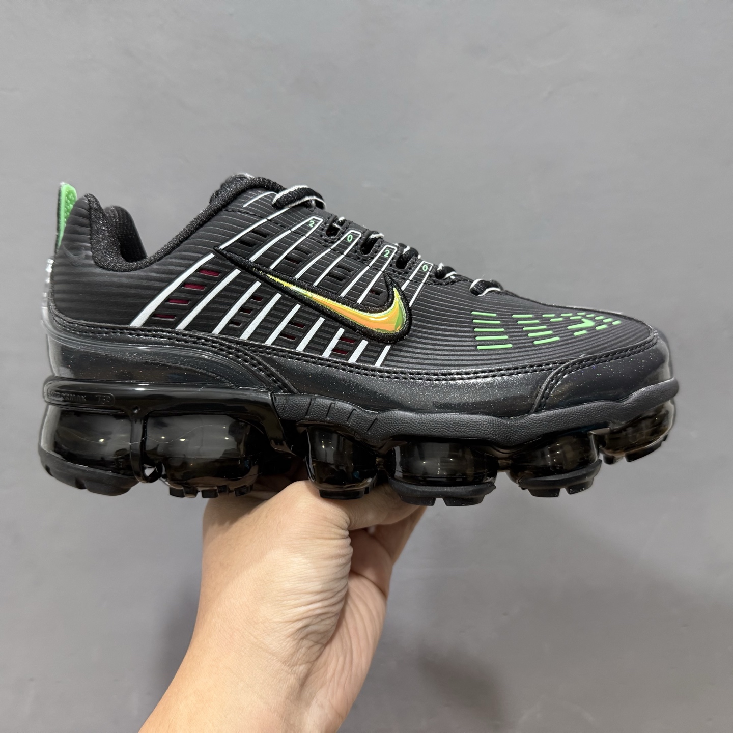 NK Air Vapormax 360 全掌大气垫透气跑步鞋 鞋面延续经典设计，中底则加入了 Vapormax气垫科技。值得一提的是气垫后跟处带有特殊的支架设计，致敬早期 Air Max360气垫提高稳定性的后跟支架。 CK2718 003 尺码：35.5 36 36.5 37.5 38 38.5 39 40 40.5 41 42 42.5 43 44 44.5 45 46