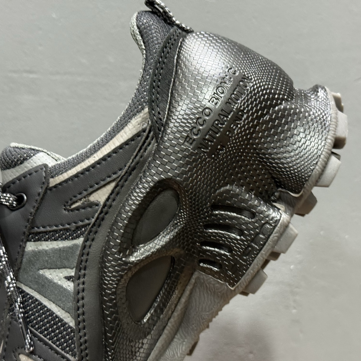 ECCO爱步男鞋2025新款运动鞋防水透气户外健步鞋BIOMC踪迹系列