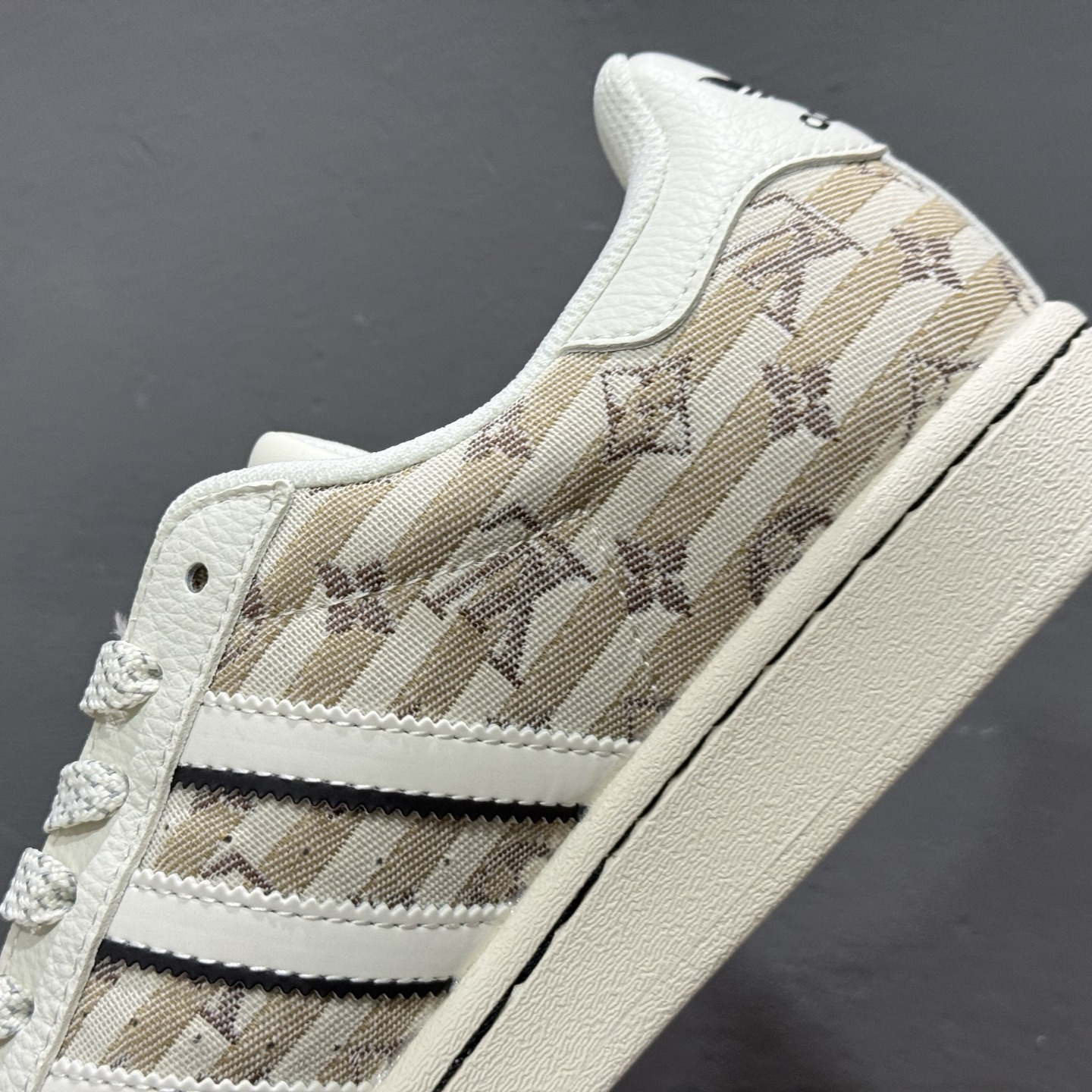 独家实拍 AD Originals lv联名款黑白金配色 贝壳头 JY8920 独家实拍 AD Originals lv联名款黑白金配色 贝壳头 JY8920