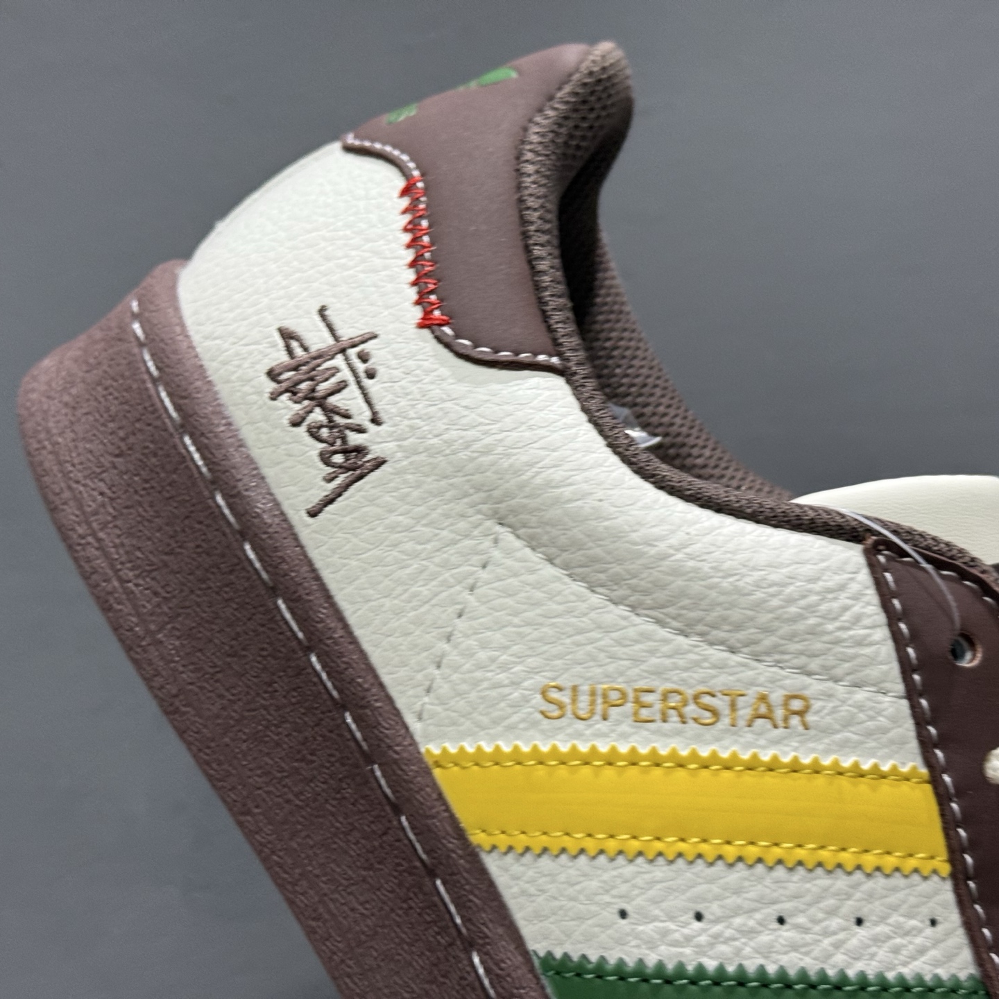 独家实拍AdidOriginals Superstar 斯图西联名款 白棕配色 JY8919