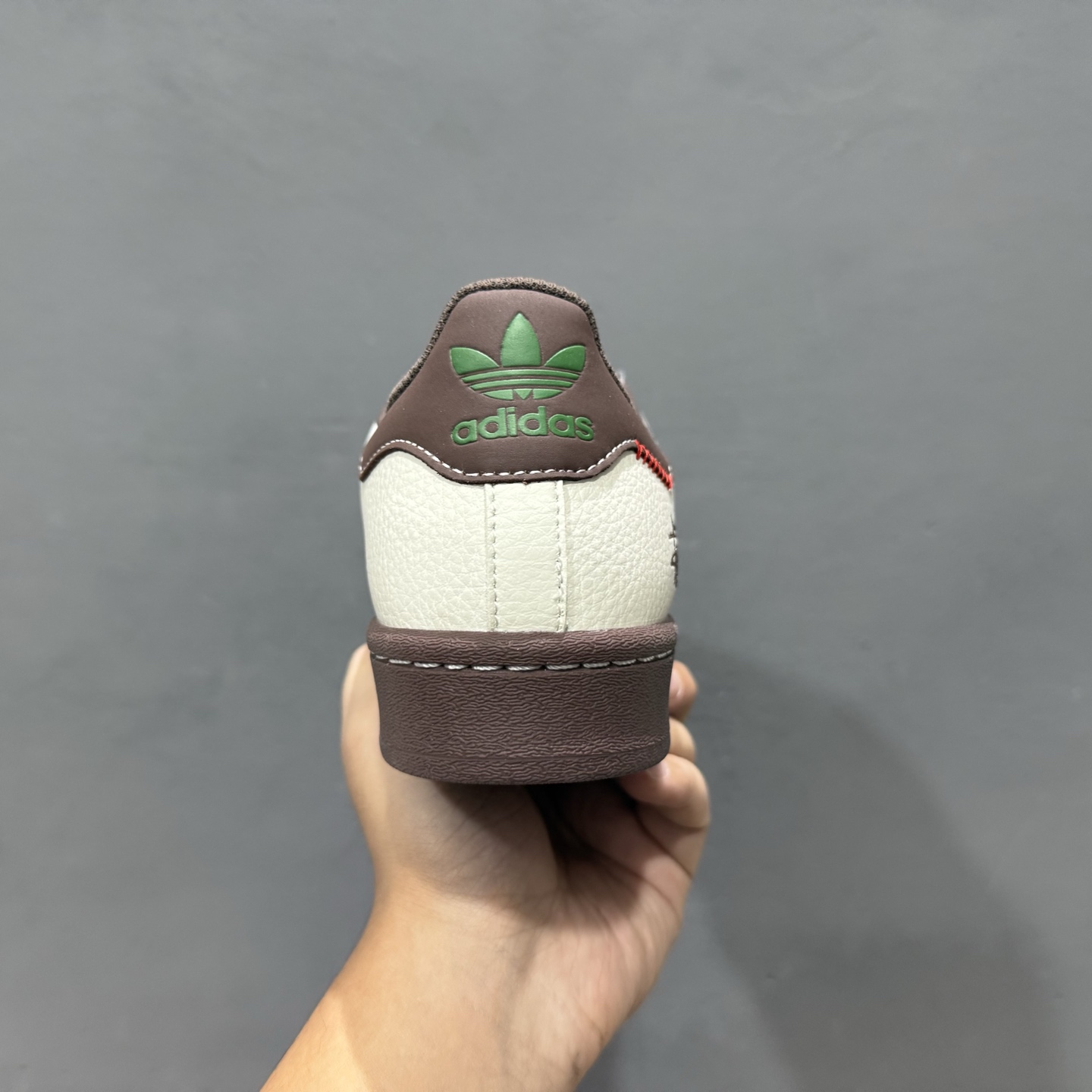 独家实拍AdidOriginals Superstar 斯图西联名款 白棕配色 JY8919