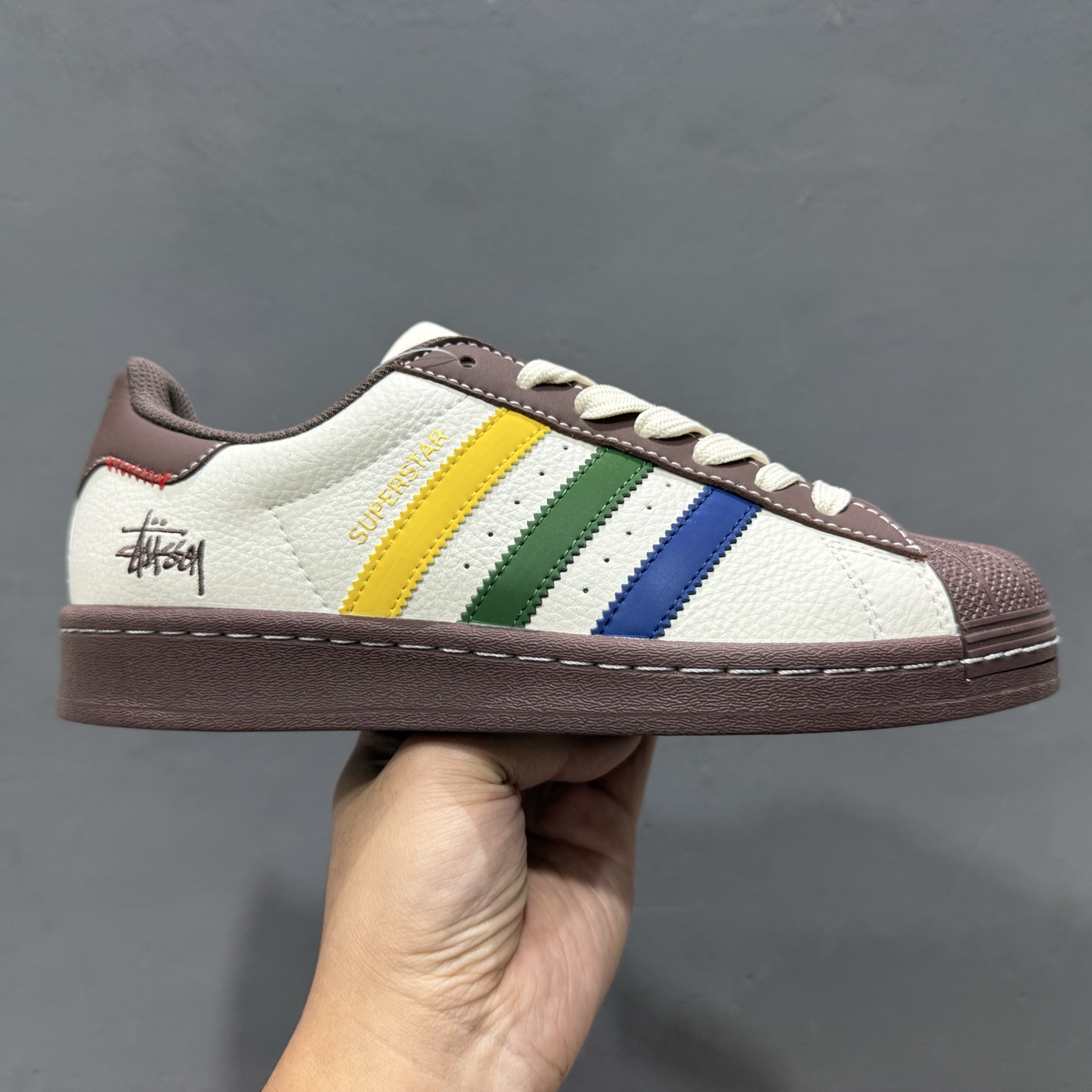 独家实拍AdidOriginals Superstar 斯图西联名款 白棕配色 JY8919
