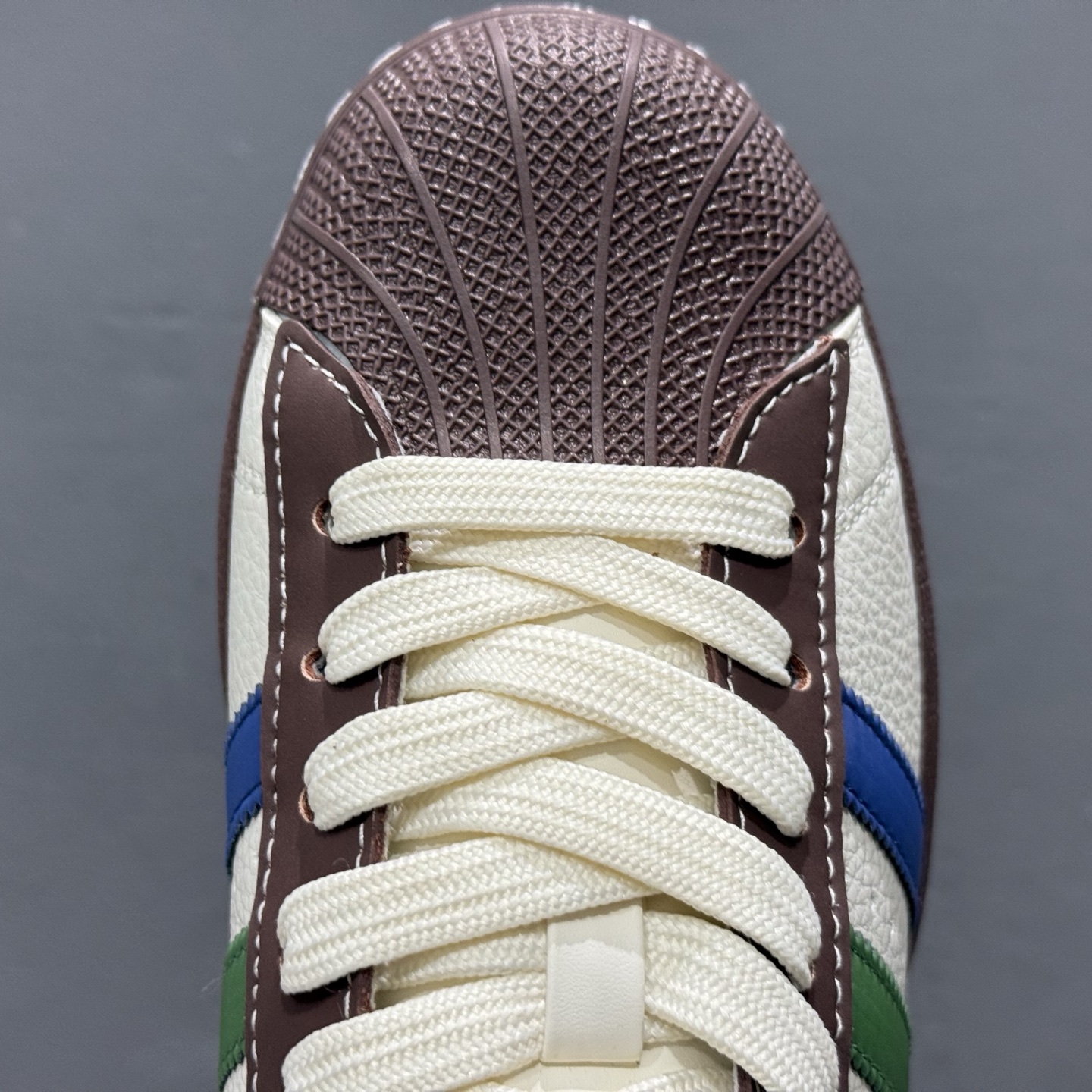 独家实拍AdidOriginals Superstar 斯图西联名款 白棕配色 JY8919