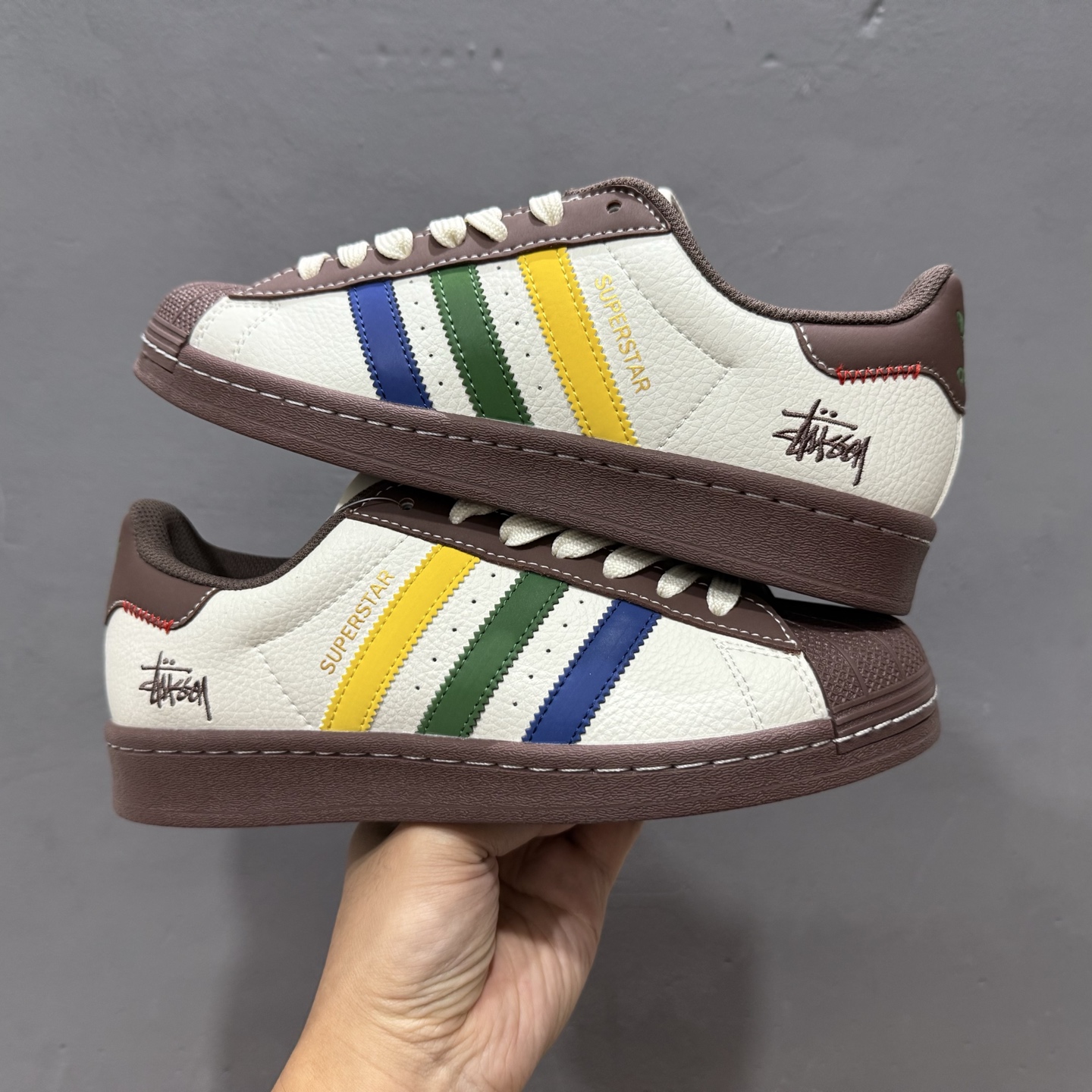 独家实拍AdidOriginals Superstar 斯图西联名款 白棕配色 JY8919