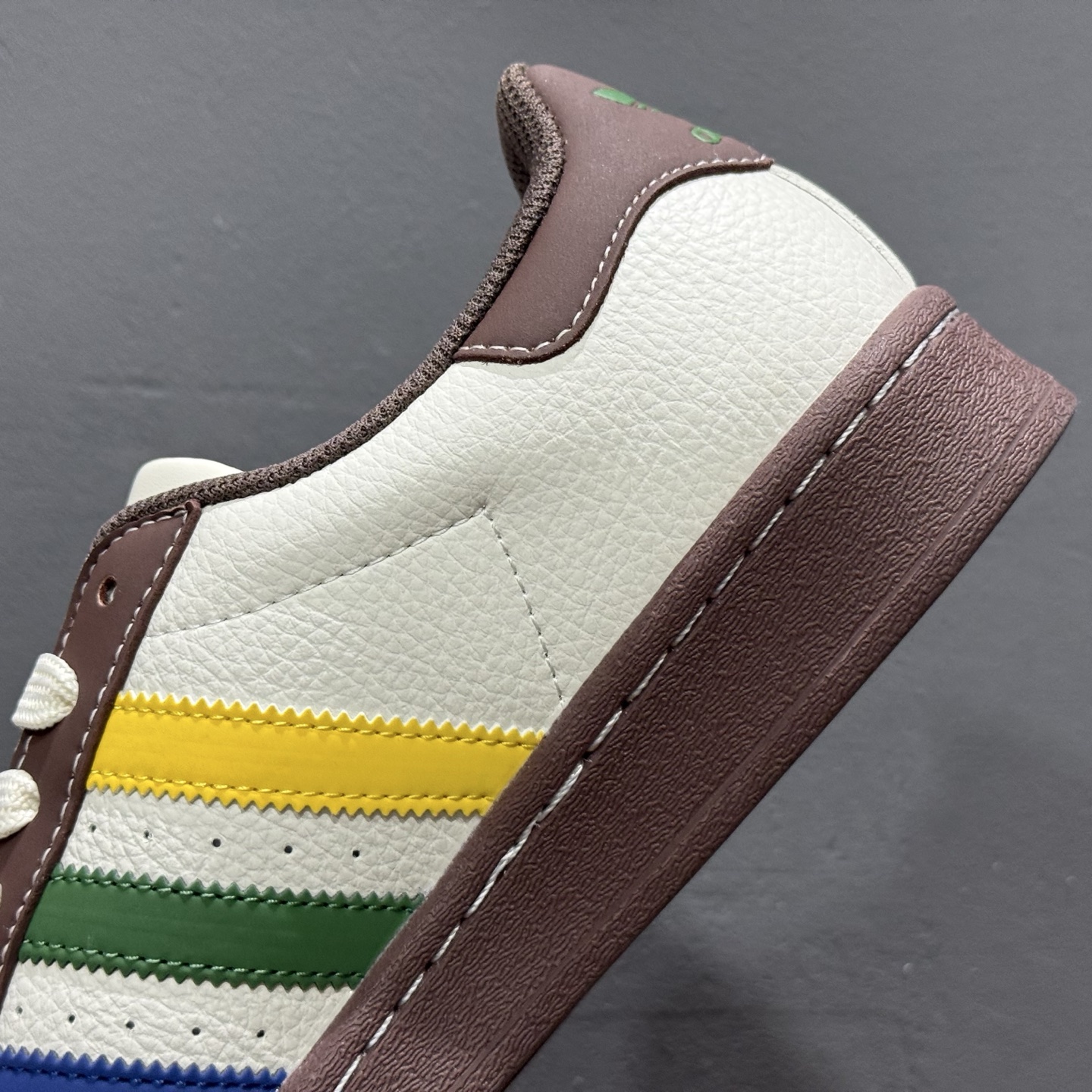 独家实拍AdidOriginals Superstar 斯图西联名款 白棕配色 JY8919