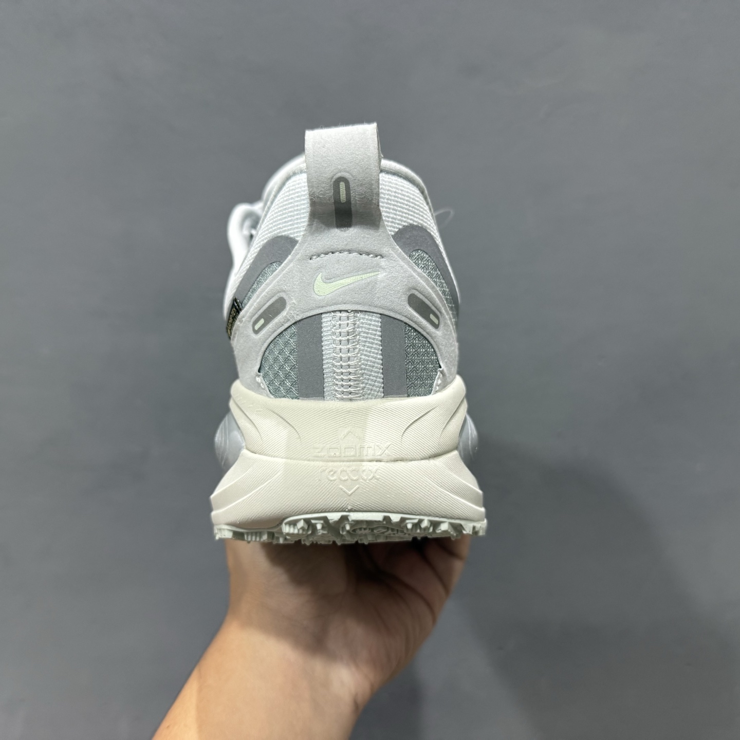 NK VOMERO 18 GTX 耐克 舒适减震防滑 低帮跑步鞋 HQ7001-001