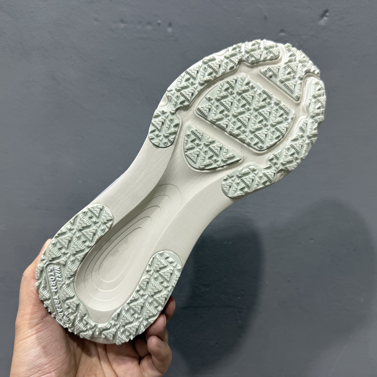 NK VOMERO 18 GTX 耐克 舒适减震防滑 低帮跑步鞋 HQ7001-001