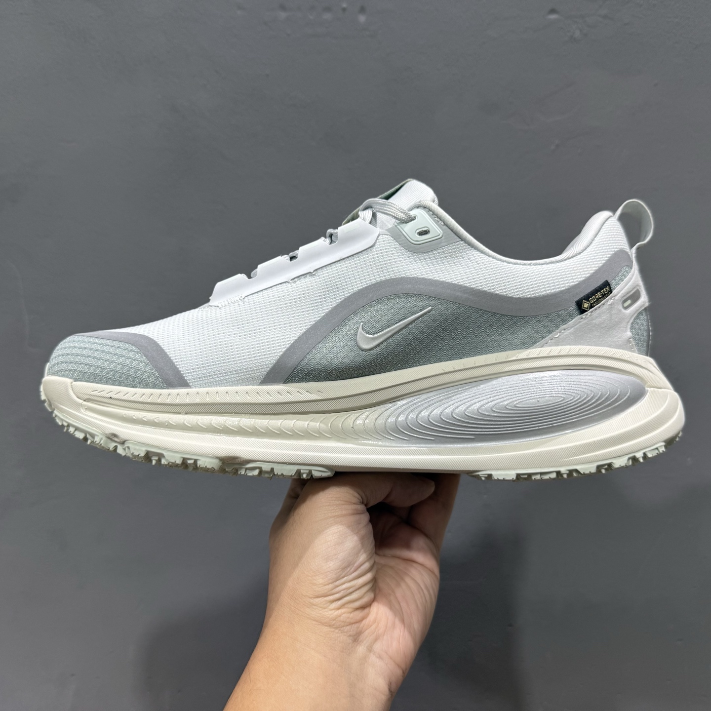 NK VOMERO 18 GTX 耐克 舒适减震防滑 低帮跑步鞋 HQ7001-001