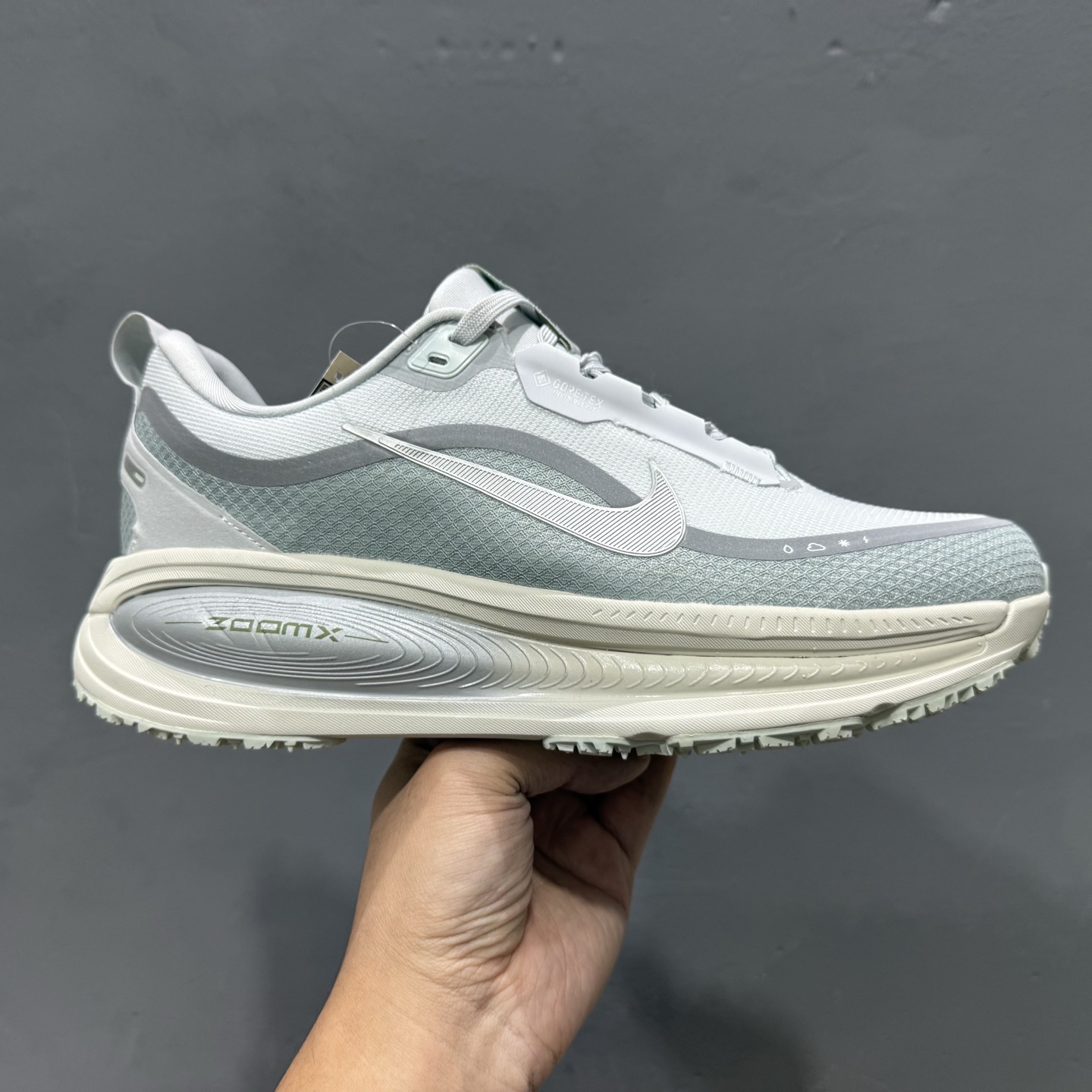 NK VOMERO 18 GTX 耐克 舒适减震防滑 低帮跑步鞋 HQ7001-001