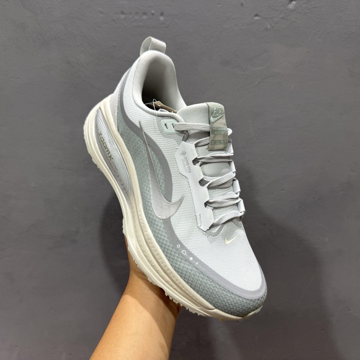 NK VOMERO 18 GTX 耐克 舒适减震防滑 低帮跑步鞋 HQ7001-001