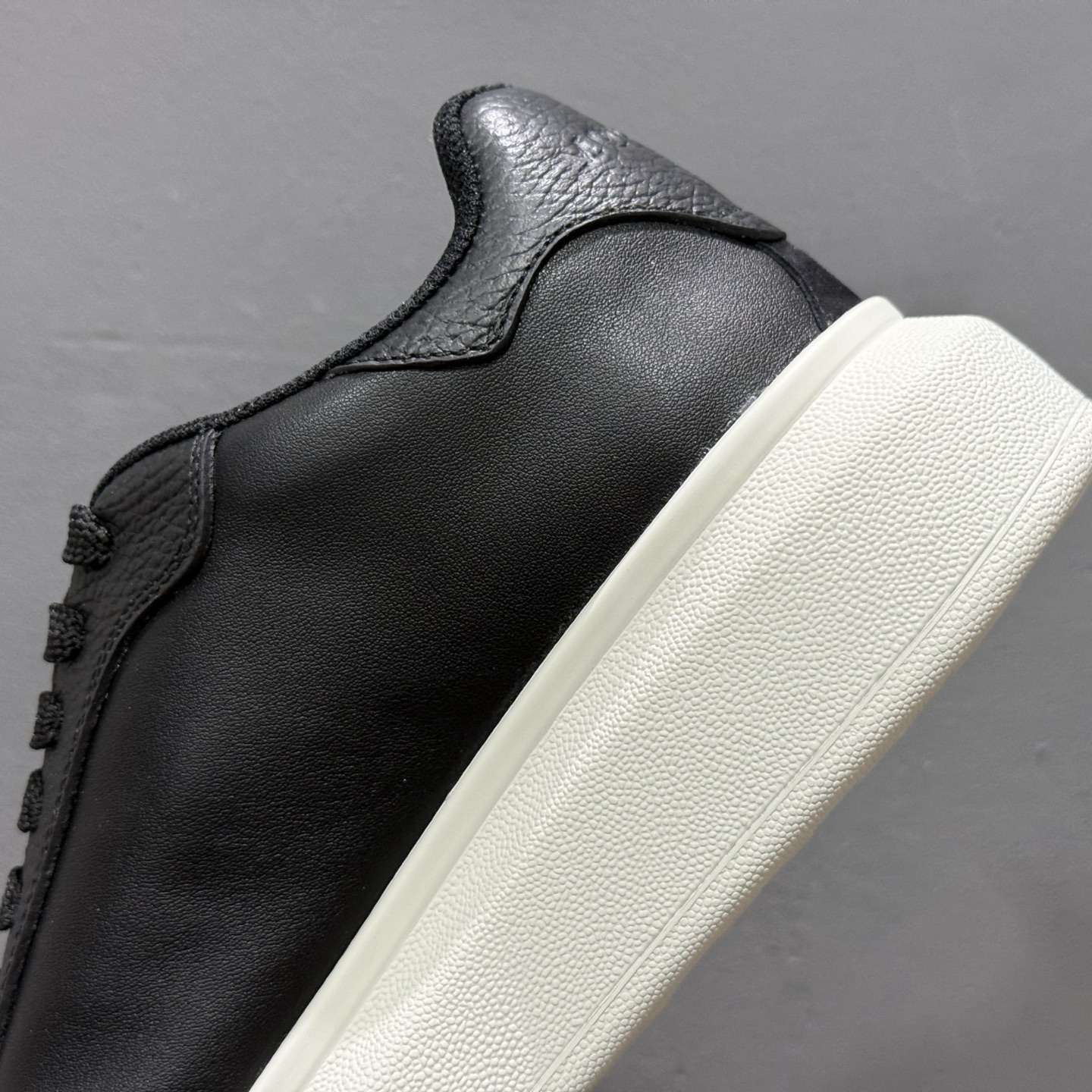 莞顶礼盒版Alexander McQueen 亚历山大麦昆小白鞋二代