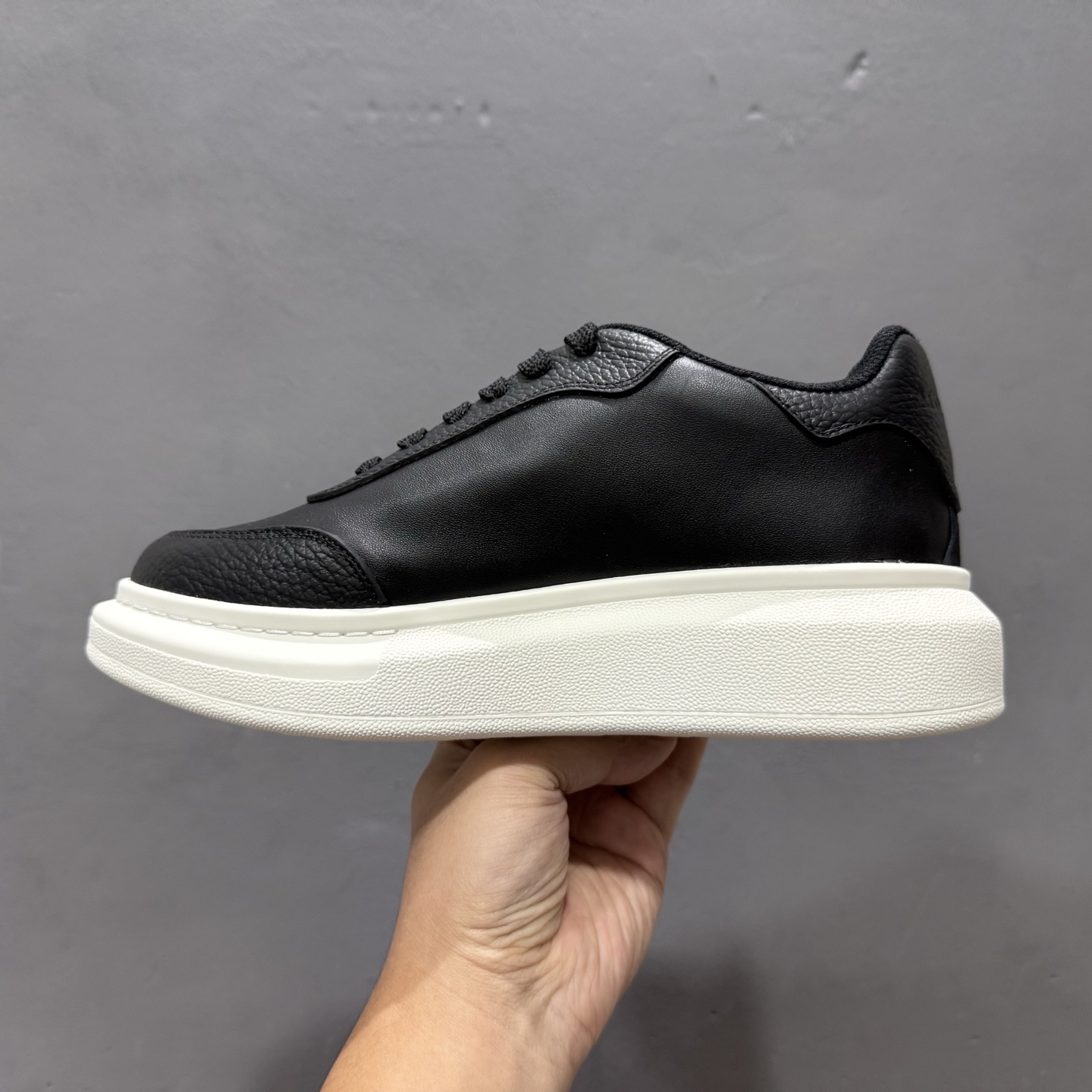 莞顶礼盒版Alexander McQueen 亚历山大麦昆小白鞋二代