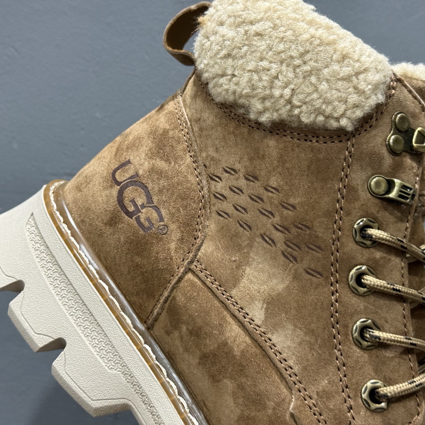 UGGTasman Weather Hybrid 塔斯曼混合系列中帮轻量休闲马丁靴