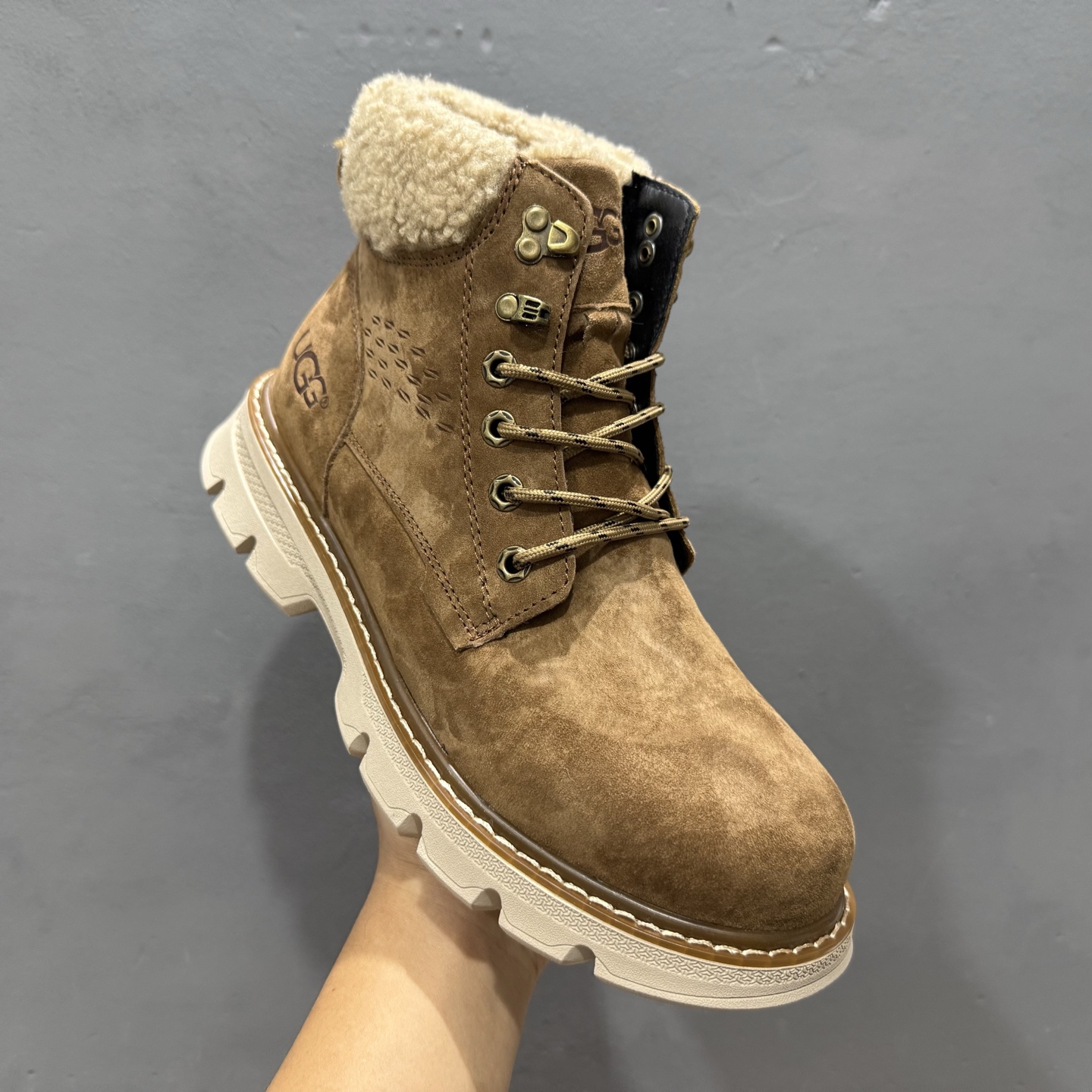 UGGTasman Weather Hybrid 塔斯曼混合系列中帮轻量休闲马丁靴