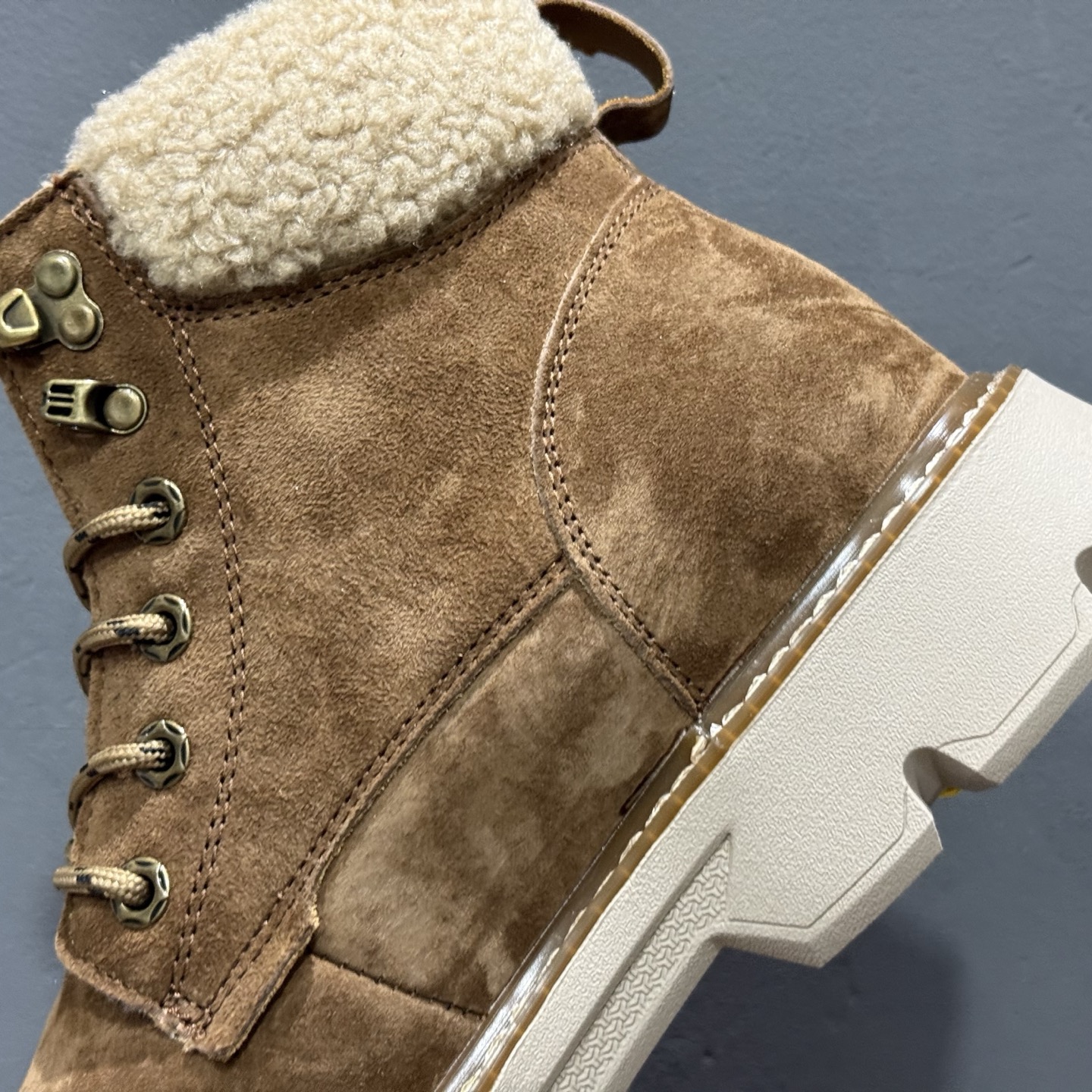 UGGTasman Weather Hybrid 塔斯曼混合系列中帮轻量休闲马丁靴