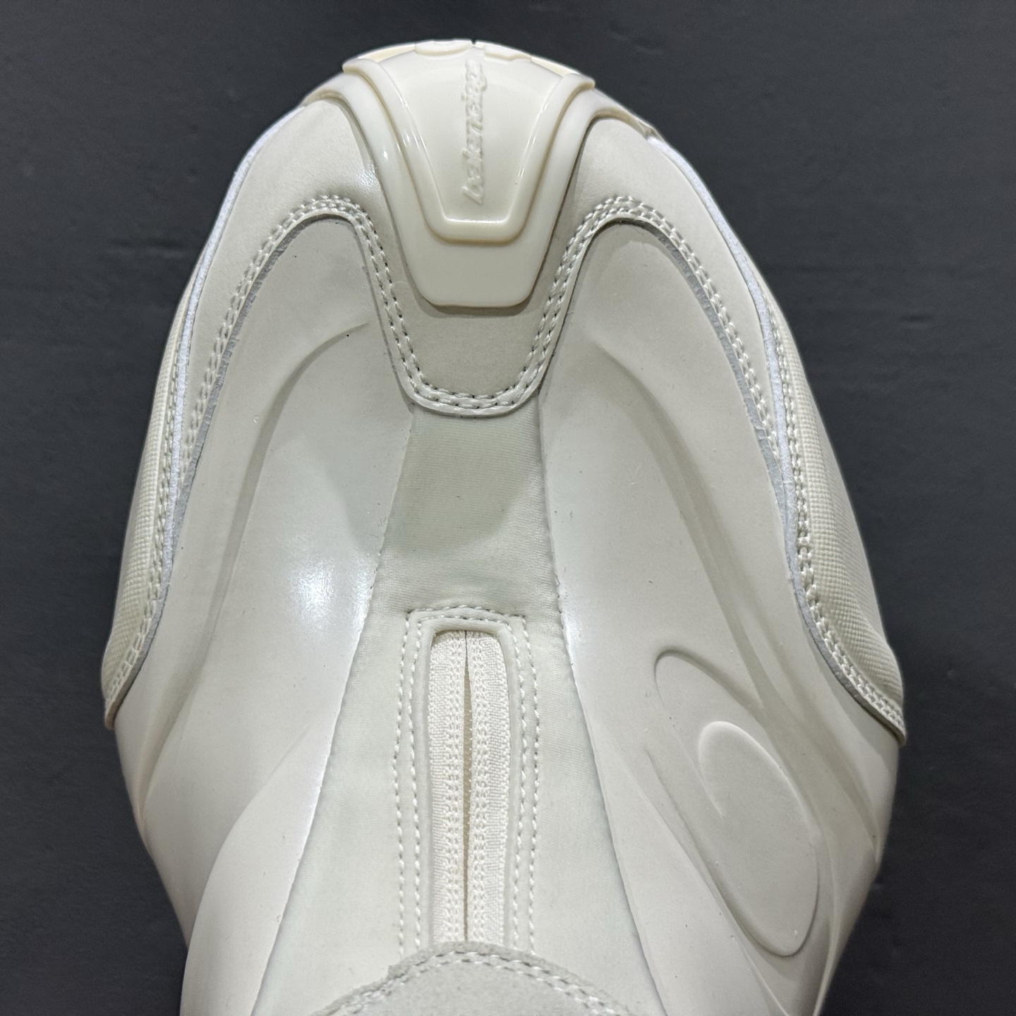 最新外贸批次 Balenciaga 巴黎世家 白色 824909WBKB 最新外贸批次 Balenciaga 巴黎世家 白色 824909WBKB