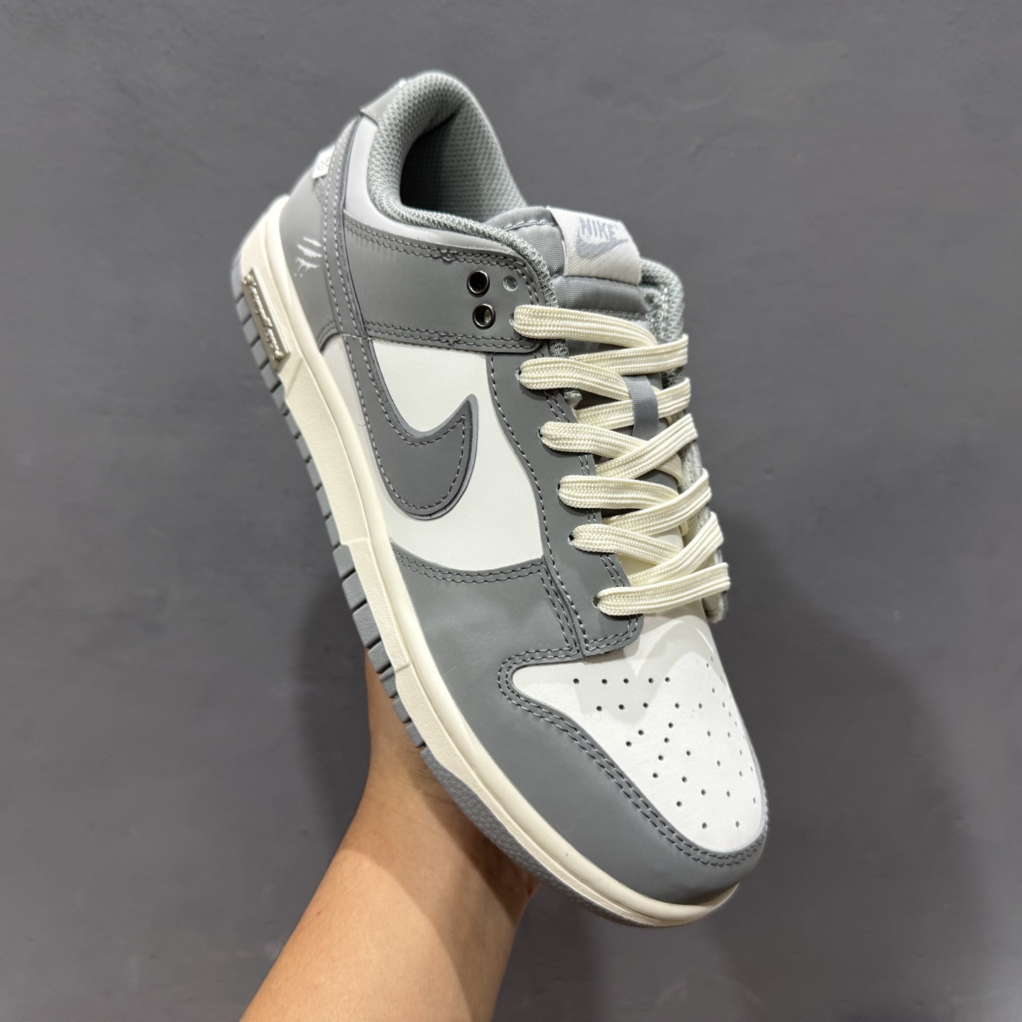 Nike SB Dunk Low 周年高端定制 低帮休闲板鞋 GW0510-051 Nike SB Dunk Low 周年高端定制 低帮休闲板鞋 GW0510-051