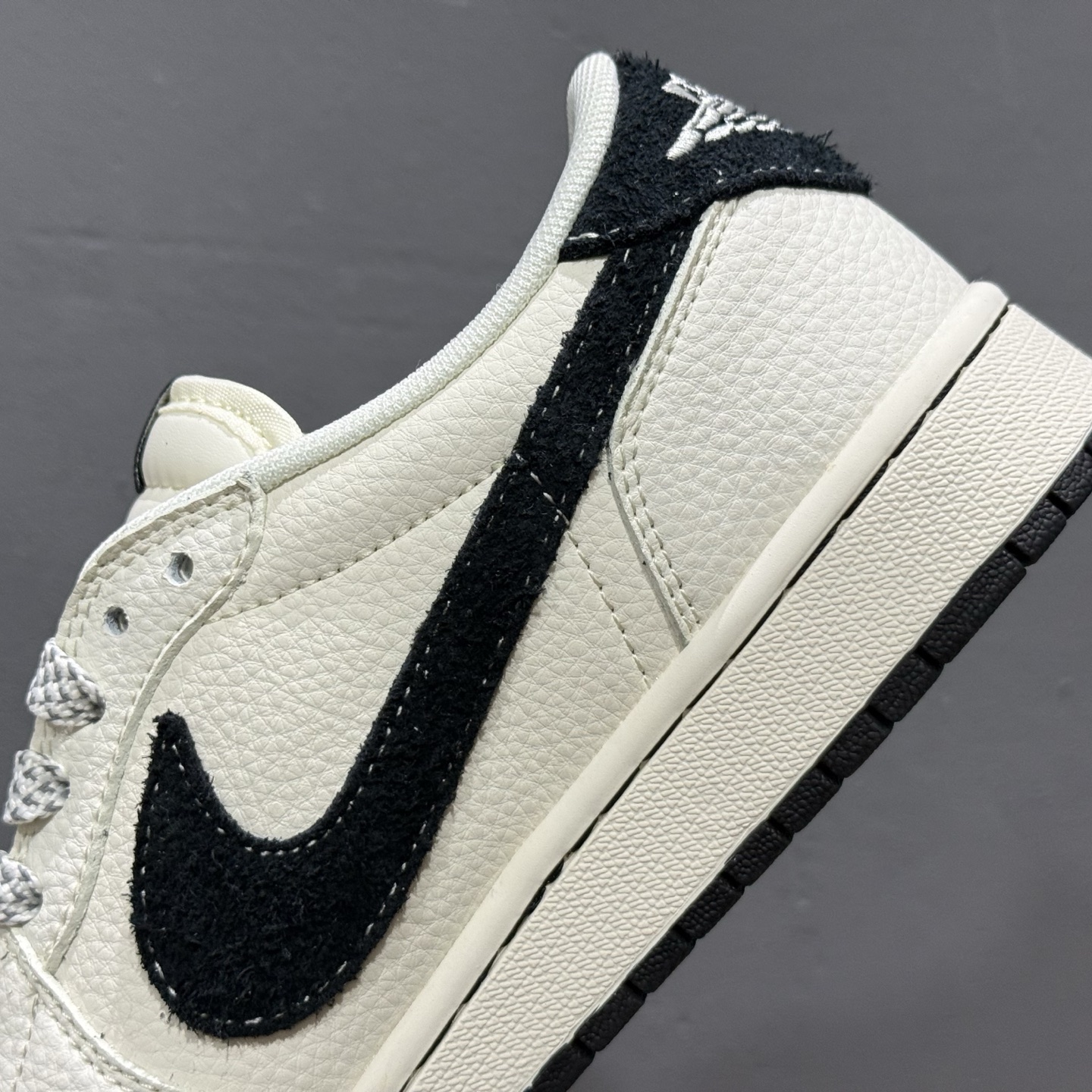 Travis Scott x Fragment Design x Air Jordan 1 Low SP AJ1 乔1联名 雏菊米灰黑 低帮文化休闲板鞋 QW5088-207 Travis Scott x Fragment Design x Air Jordan 1 Low SP AJ1 乔1联名 雏菊米灰黑 低帮文化休闲板鞋 QW5088-207