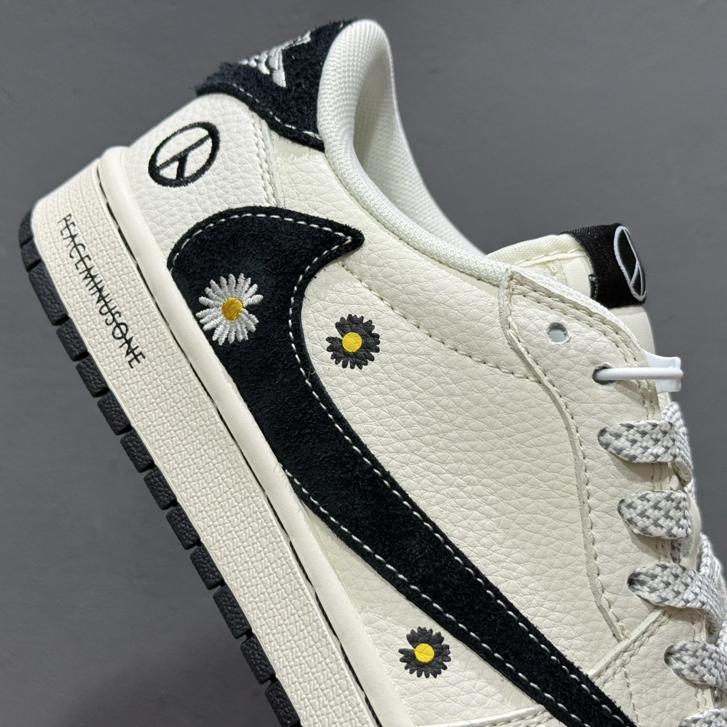Travis Scott x Fragment Design x Air Jordan 1 Low SP AJ1 乔1联名 雏菊米灰黑 低帮文化休闲板鞋 QW5088-207 Travis Scott x Fragment Design x Air Jordan 1 Low SP AJ1 乔1联名 雏菊米灰黑 低帮文化休闲板鞋 QW5088-207
