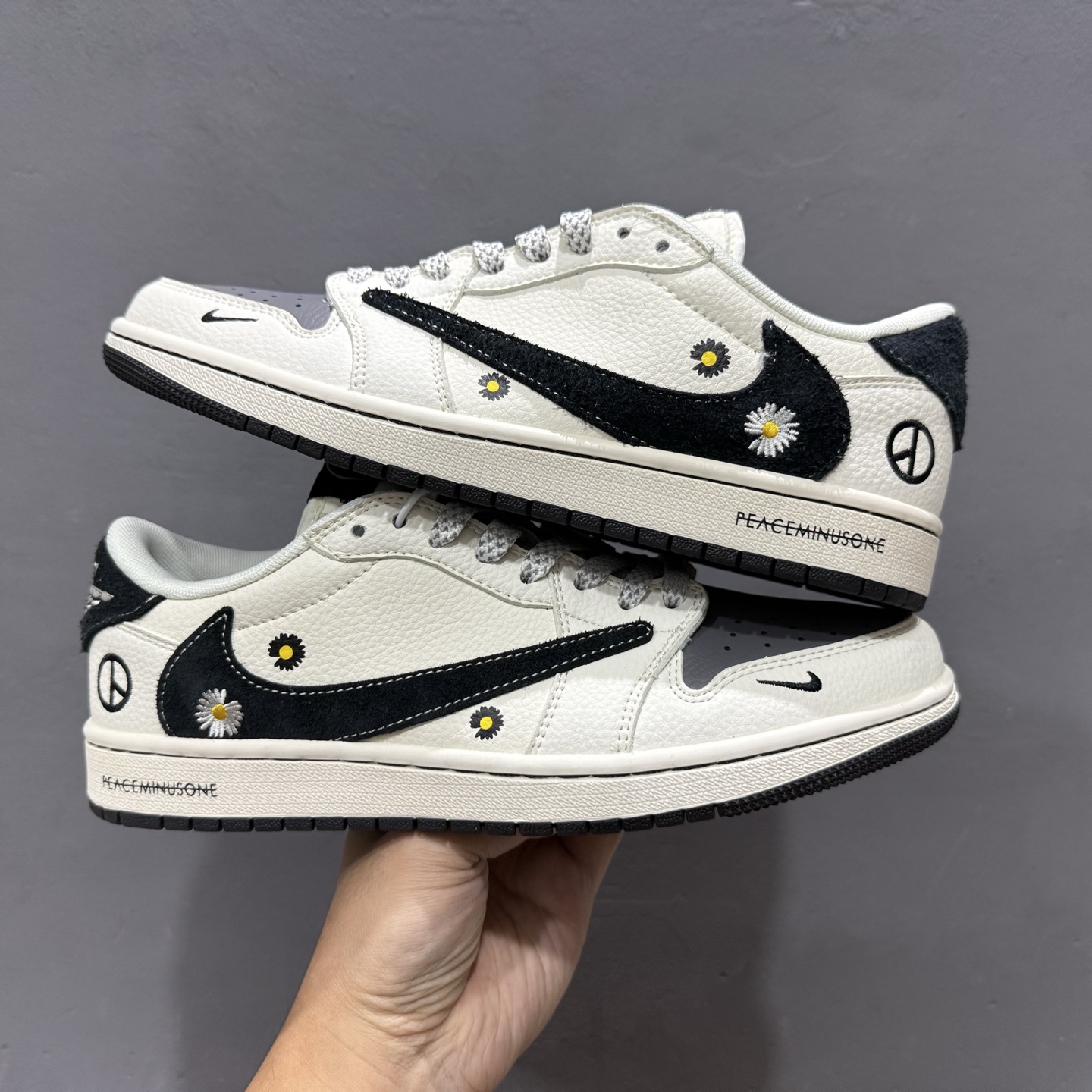Travis Scott x Fragment Design x Air Jordan 1 Low SP AJ1 乔1联名 雏菊米灰黑 低帮文化休闲板鞋 QW5088-207 Travis Scott x Fragment Design x Air Jordan 1 Low SP AJ1 乔1联名 雏菊米灰黑 低帮文化休闲板鞋 QW5088-207